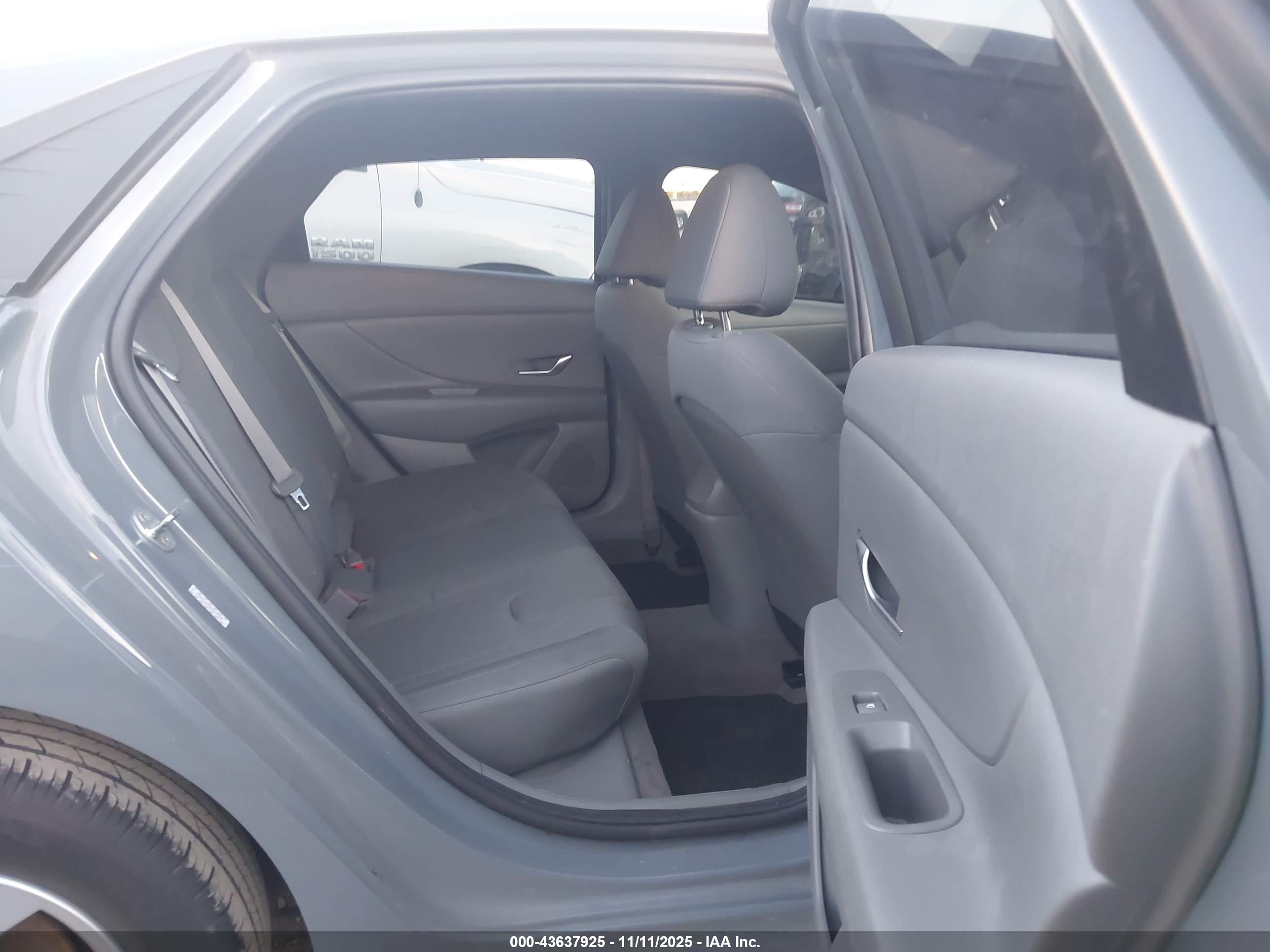 HYUNDAI ELANTRA image 8