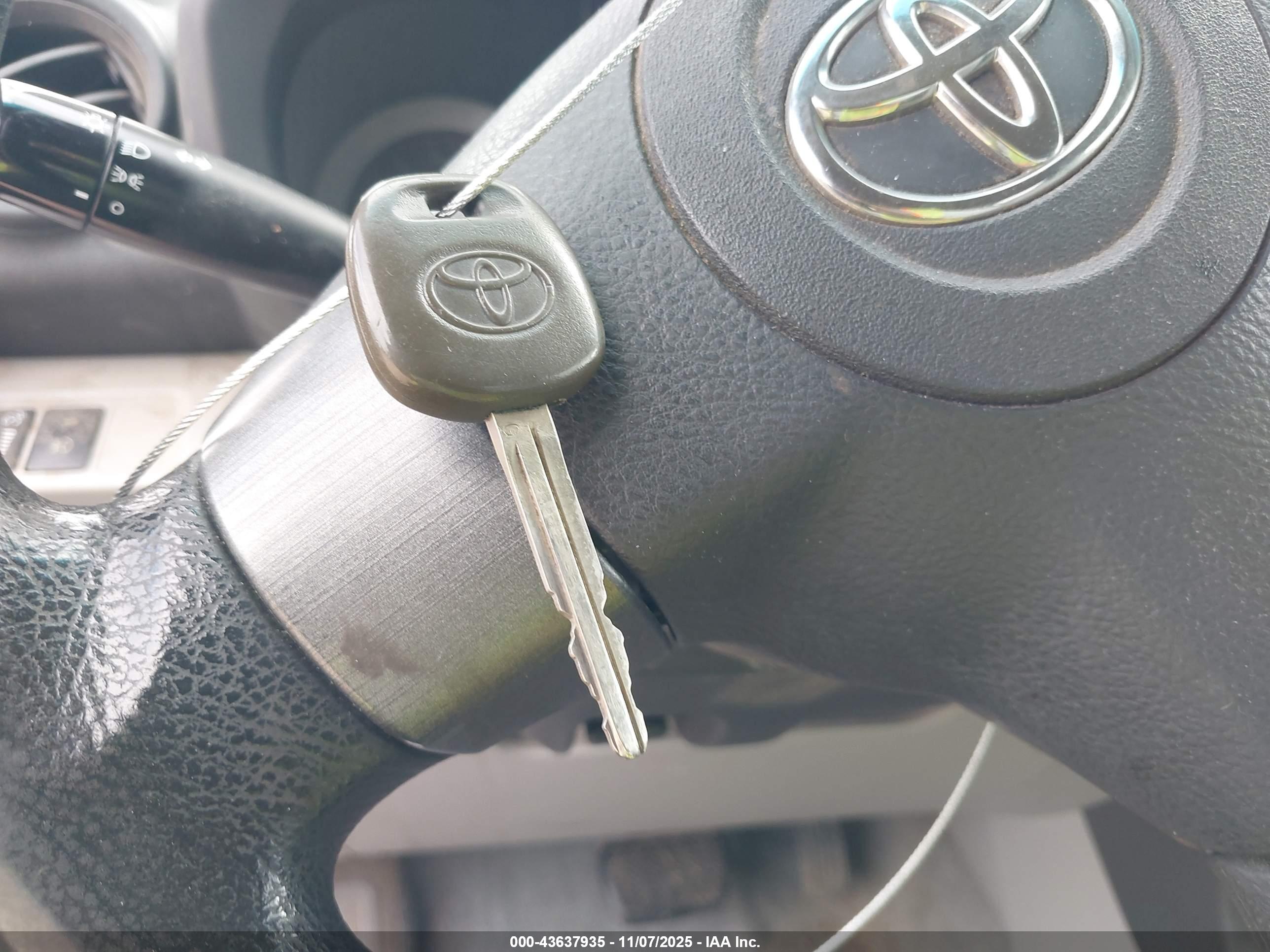 TOYOTA RAV4 image 11