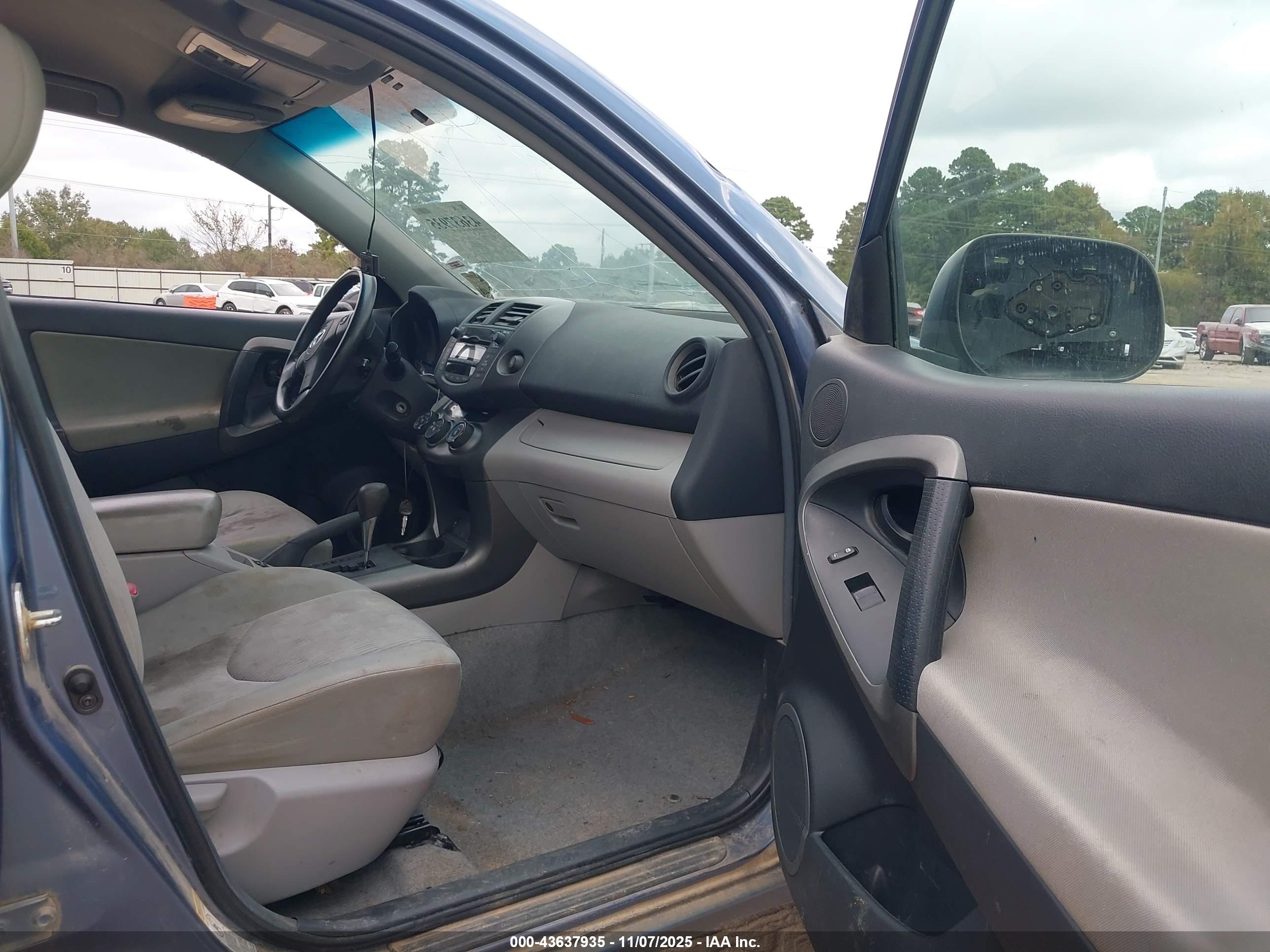 TOYOTA RAV4 image 5