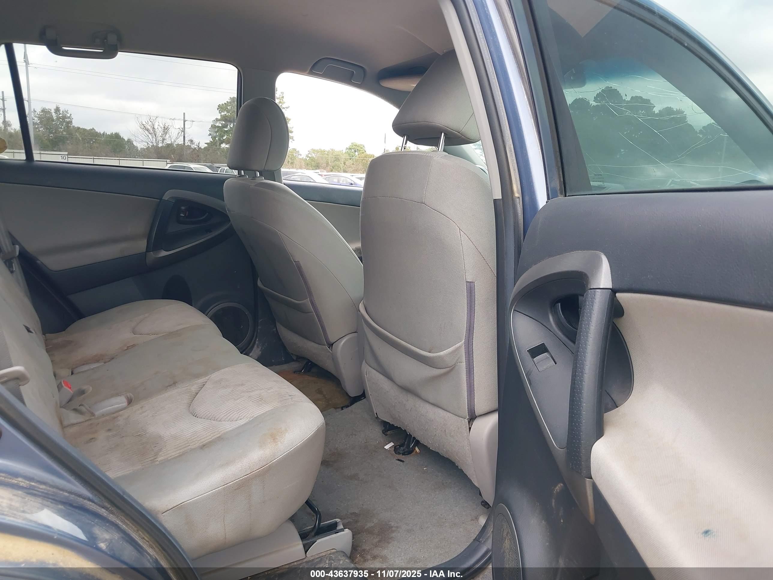 TOYOTA RAV4 image 8