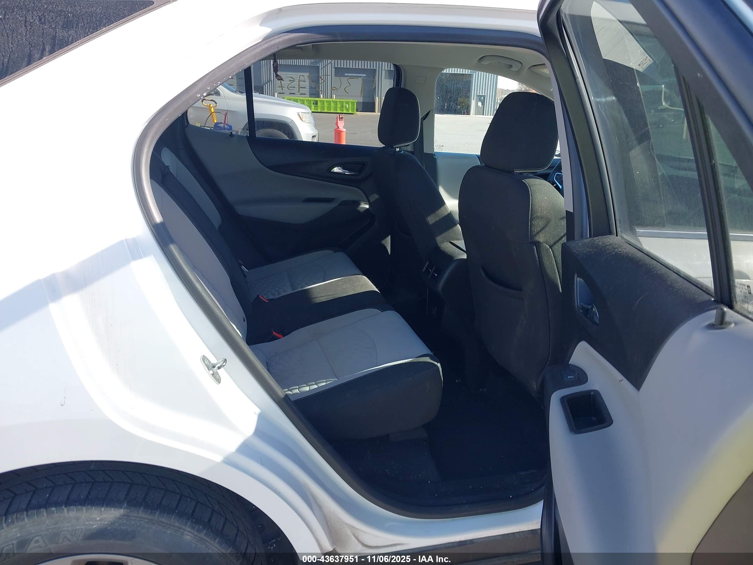 CHEVROLET EQUINOX image 8