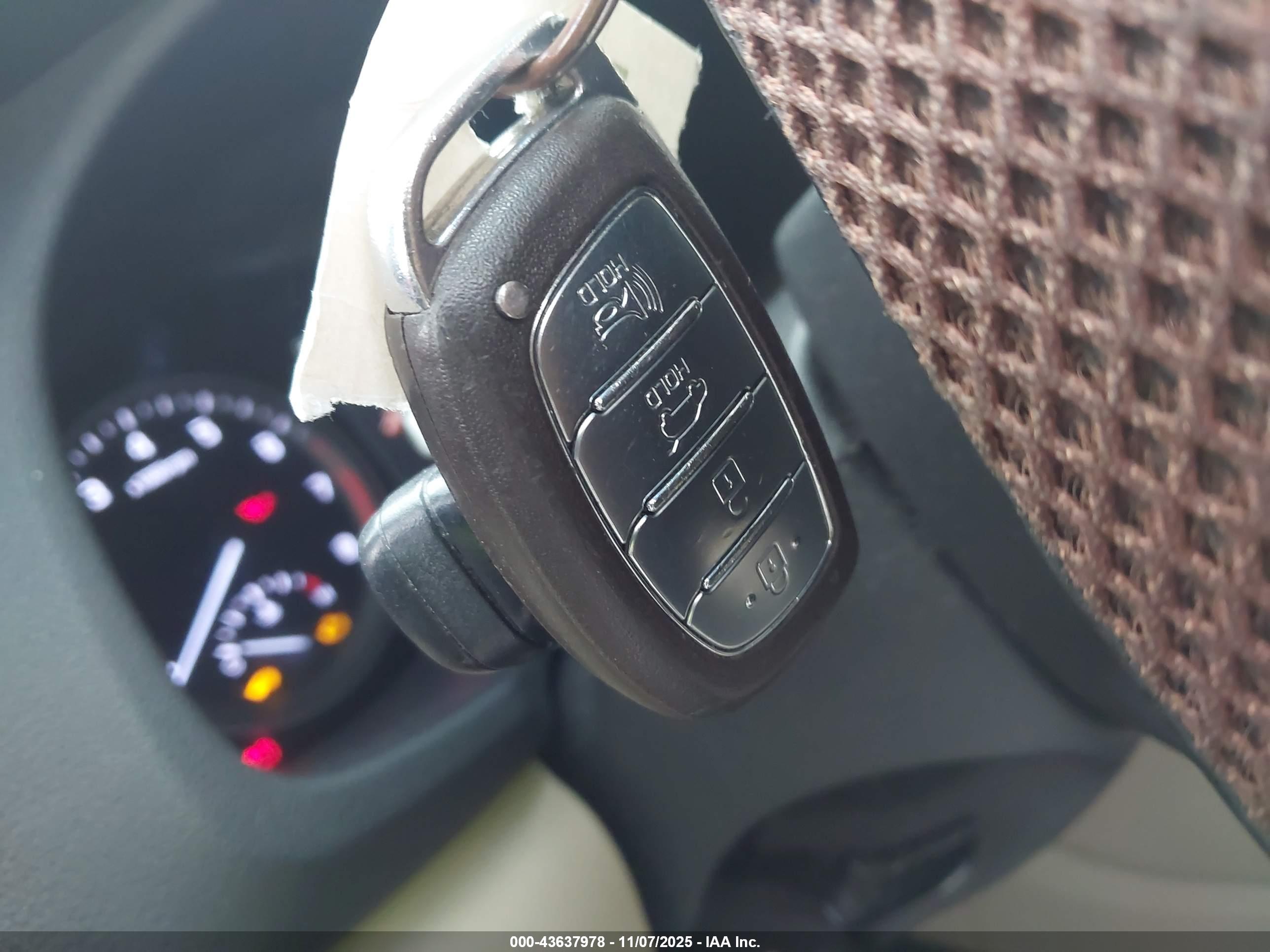 HYUNDAI TUCSON image 11