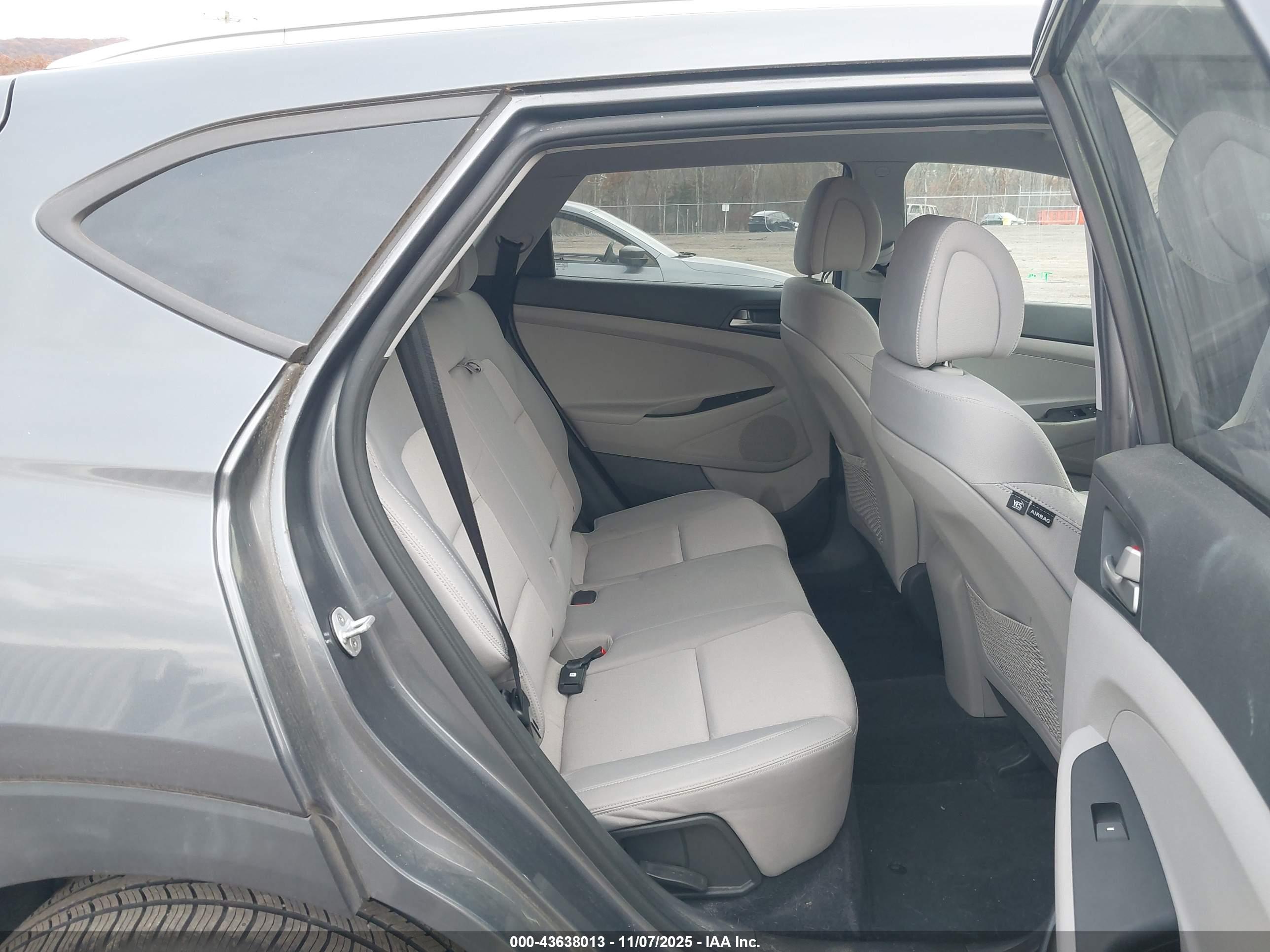 HYUNDAI TUCSON image 8