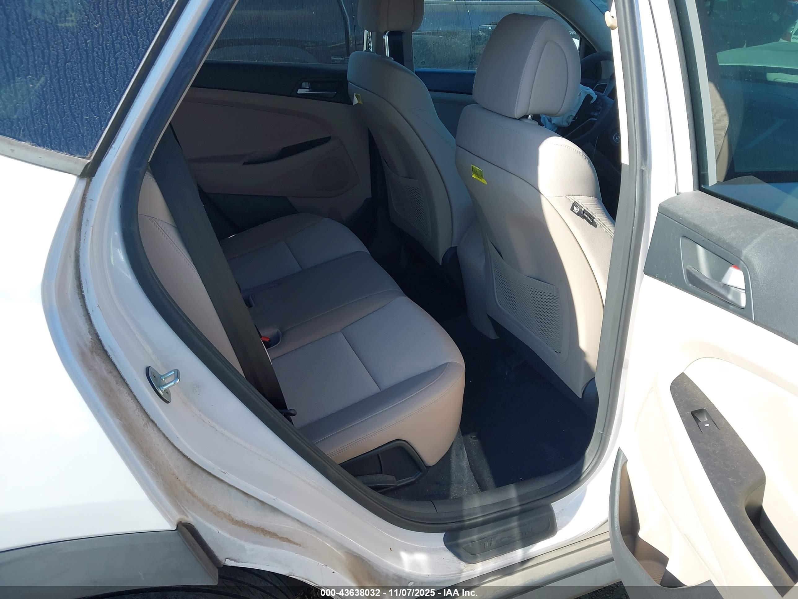 HYUNDAI TUCSON image 8