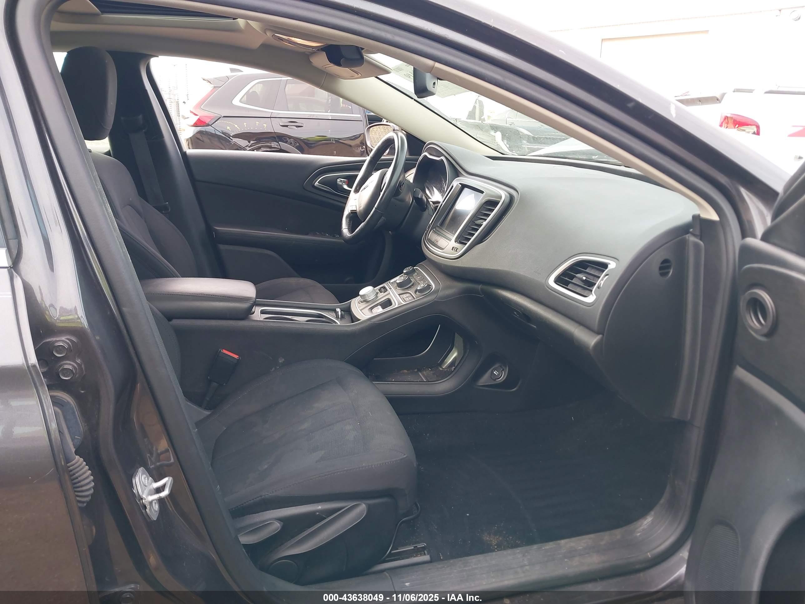 CHRYSLER 200 image 5