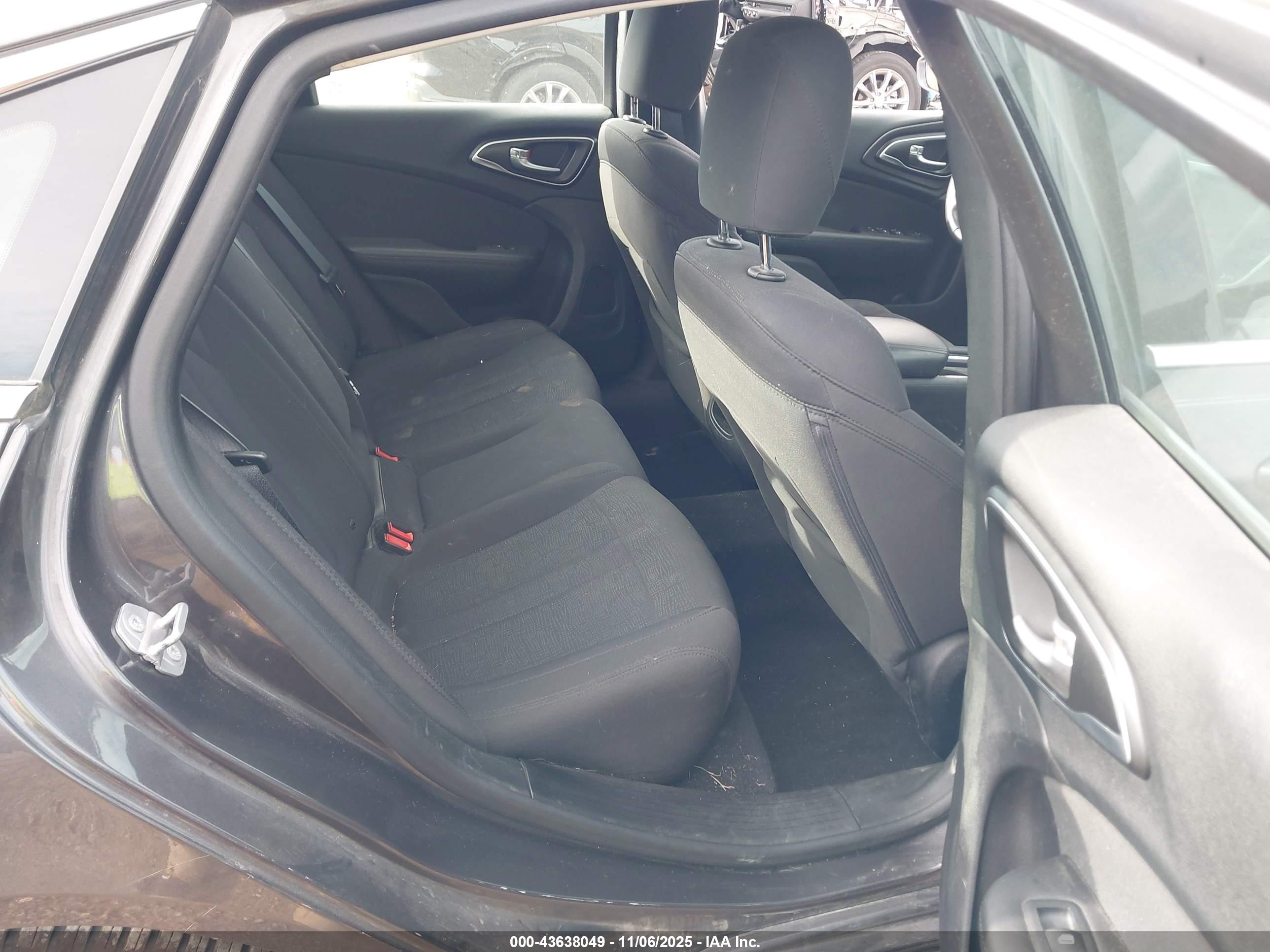 CHRYSLER 200 image 8