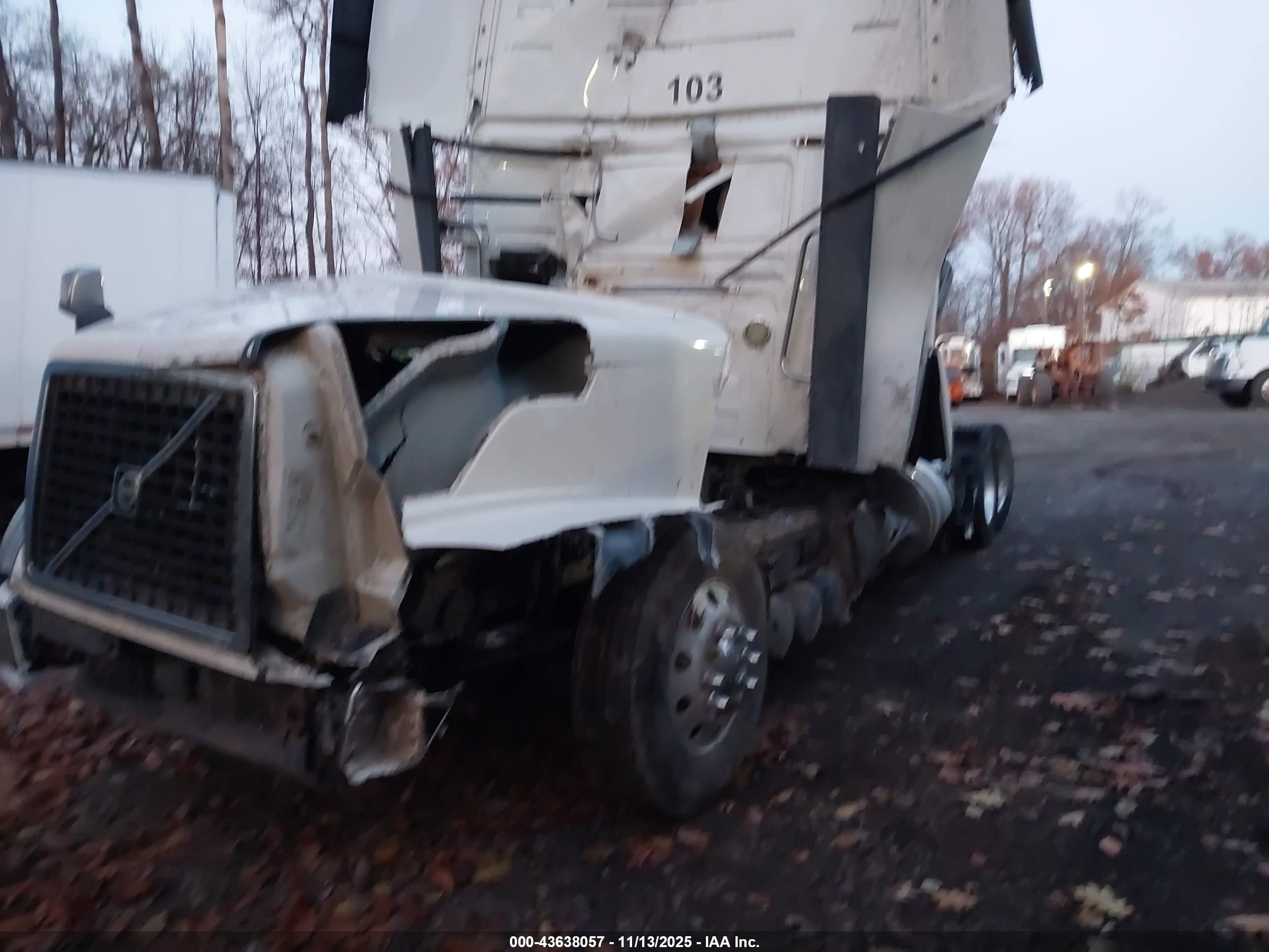 VOLVO VN image 2
