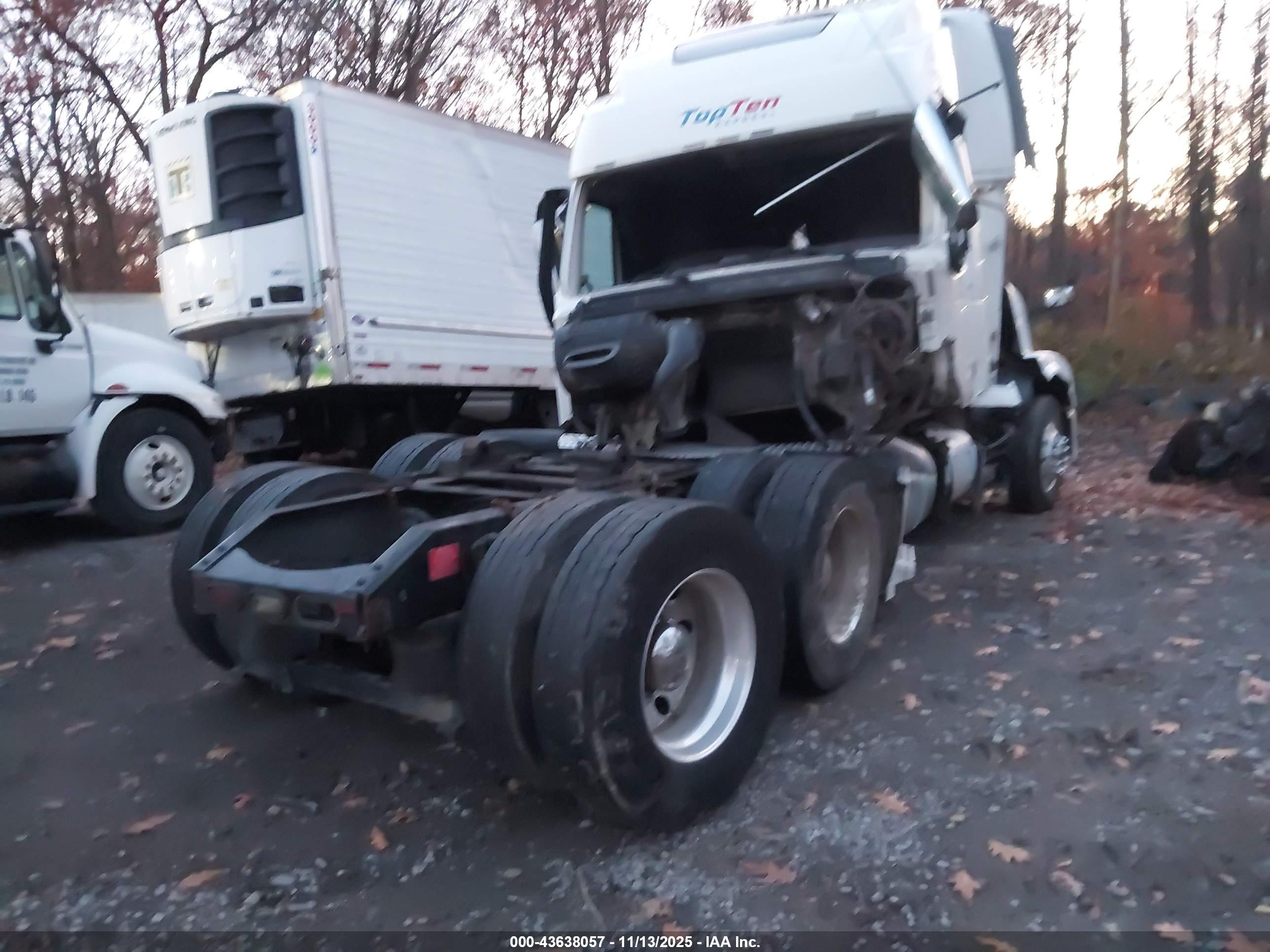 VOLVO VN image 4
