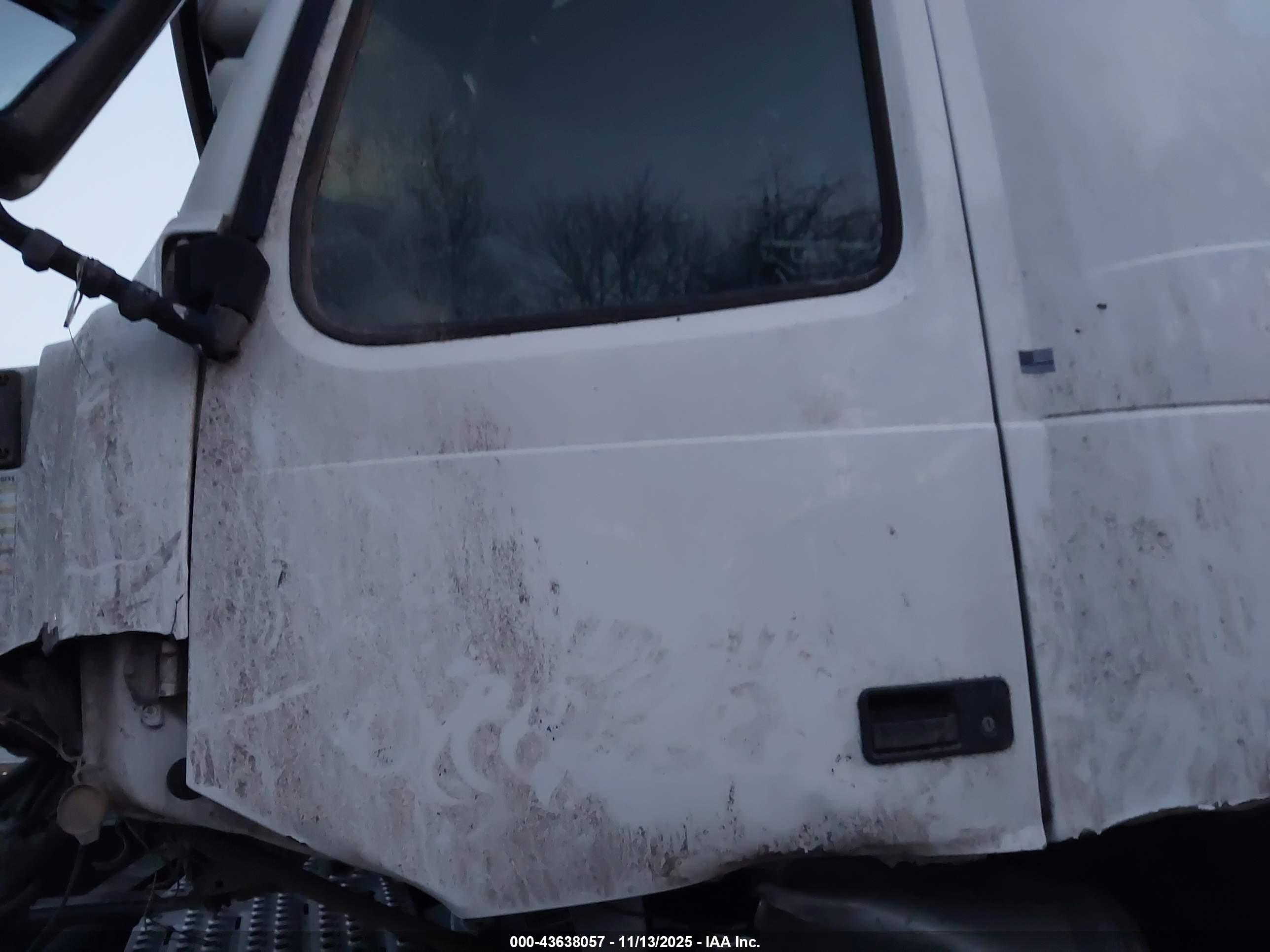 VOLVO VN image 9