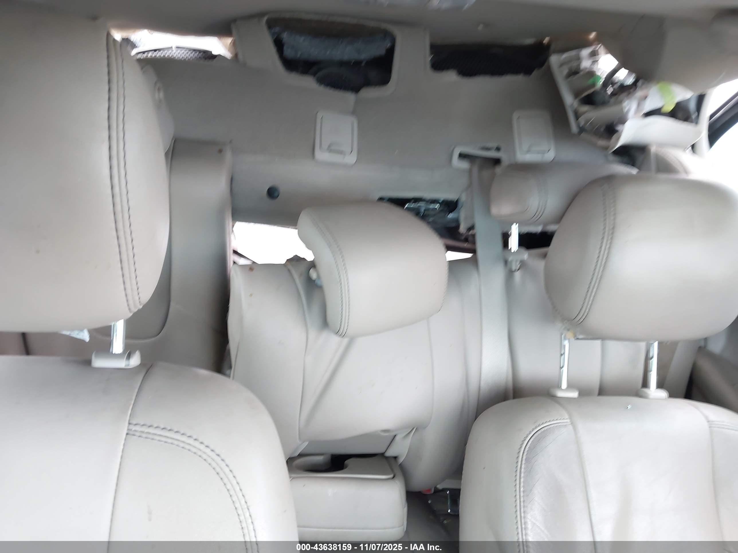 FORD FUSION image 8