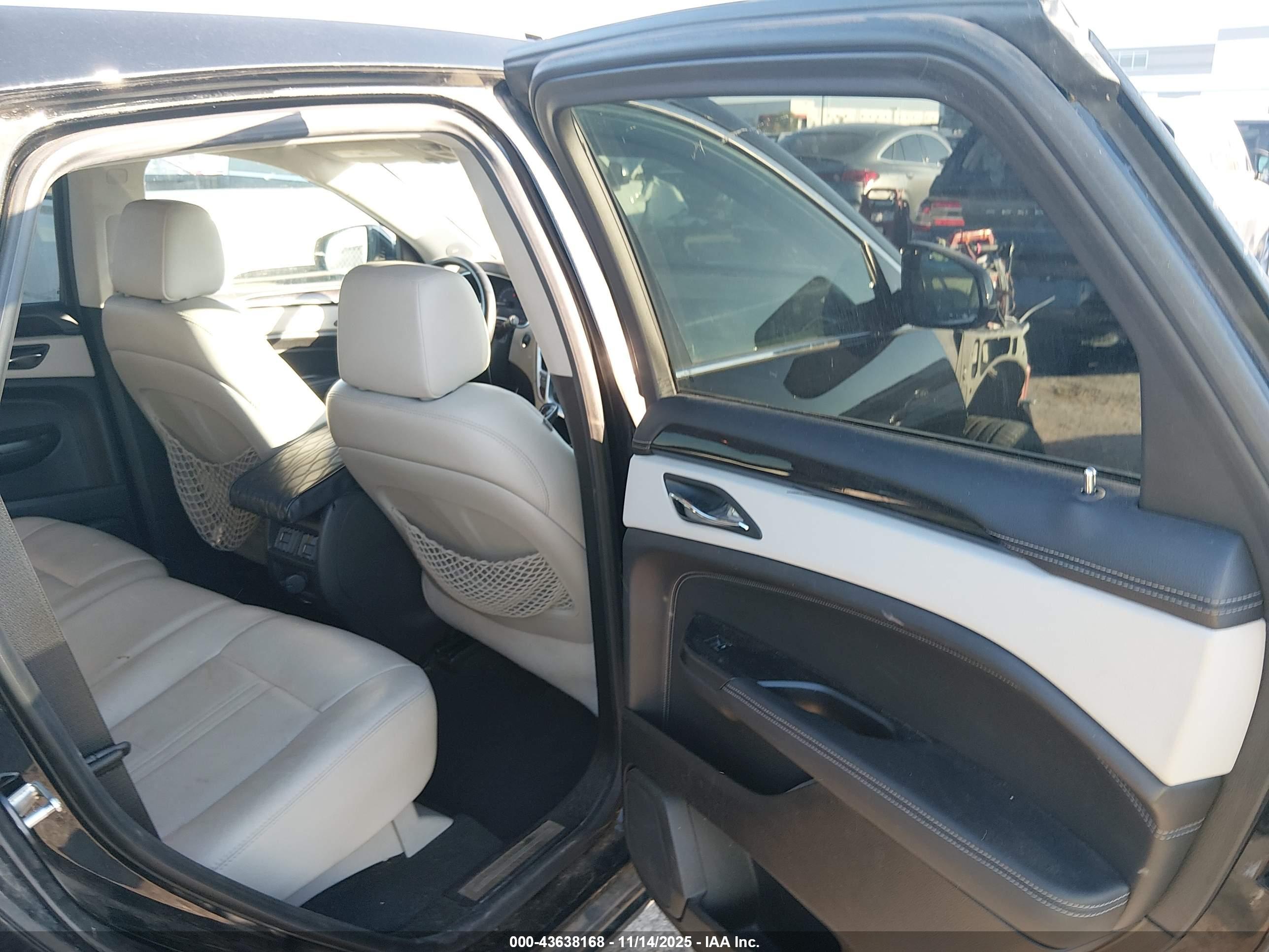 CADILLAC SRX image 8