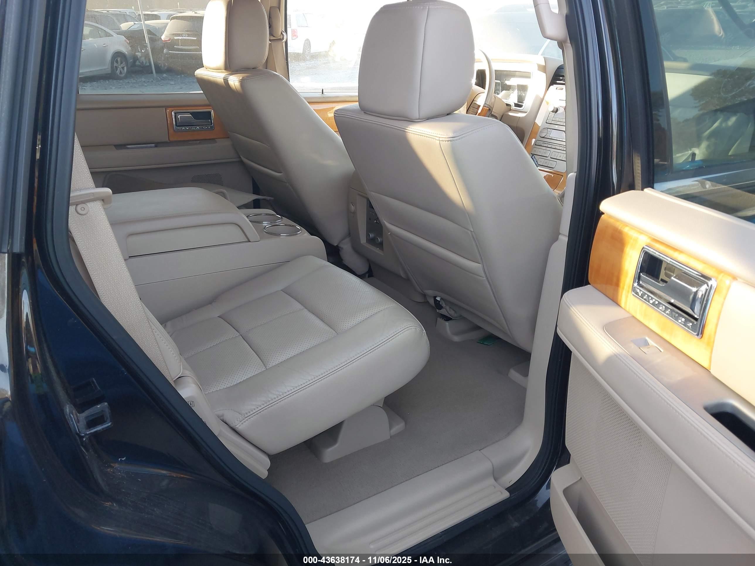 LINCOLN NAVIGATOR image 8