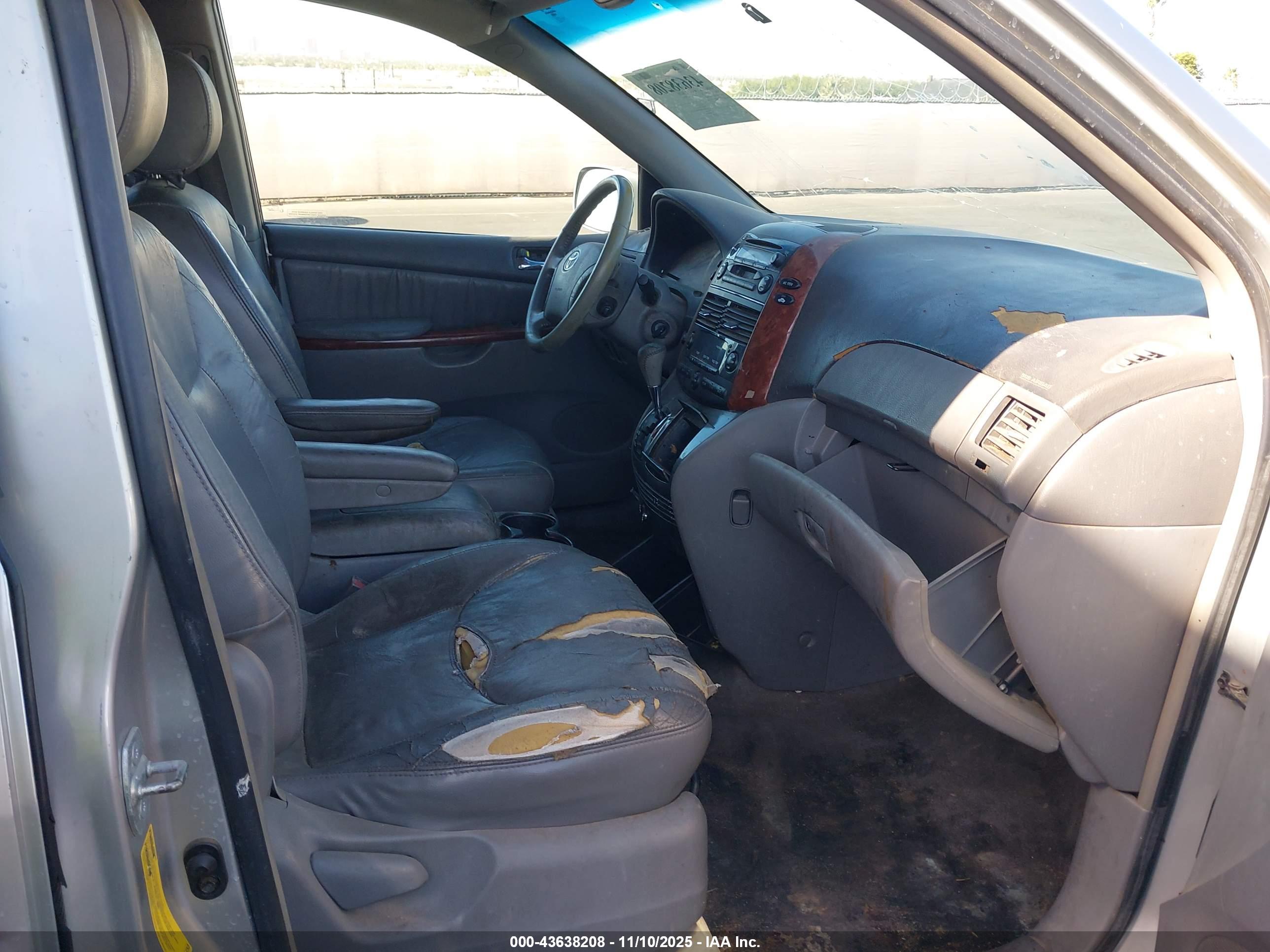 TOYOTA SIENNA image 5