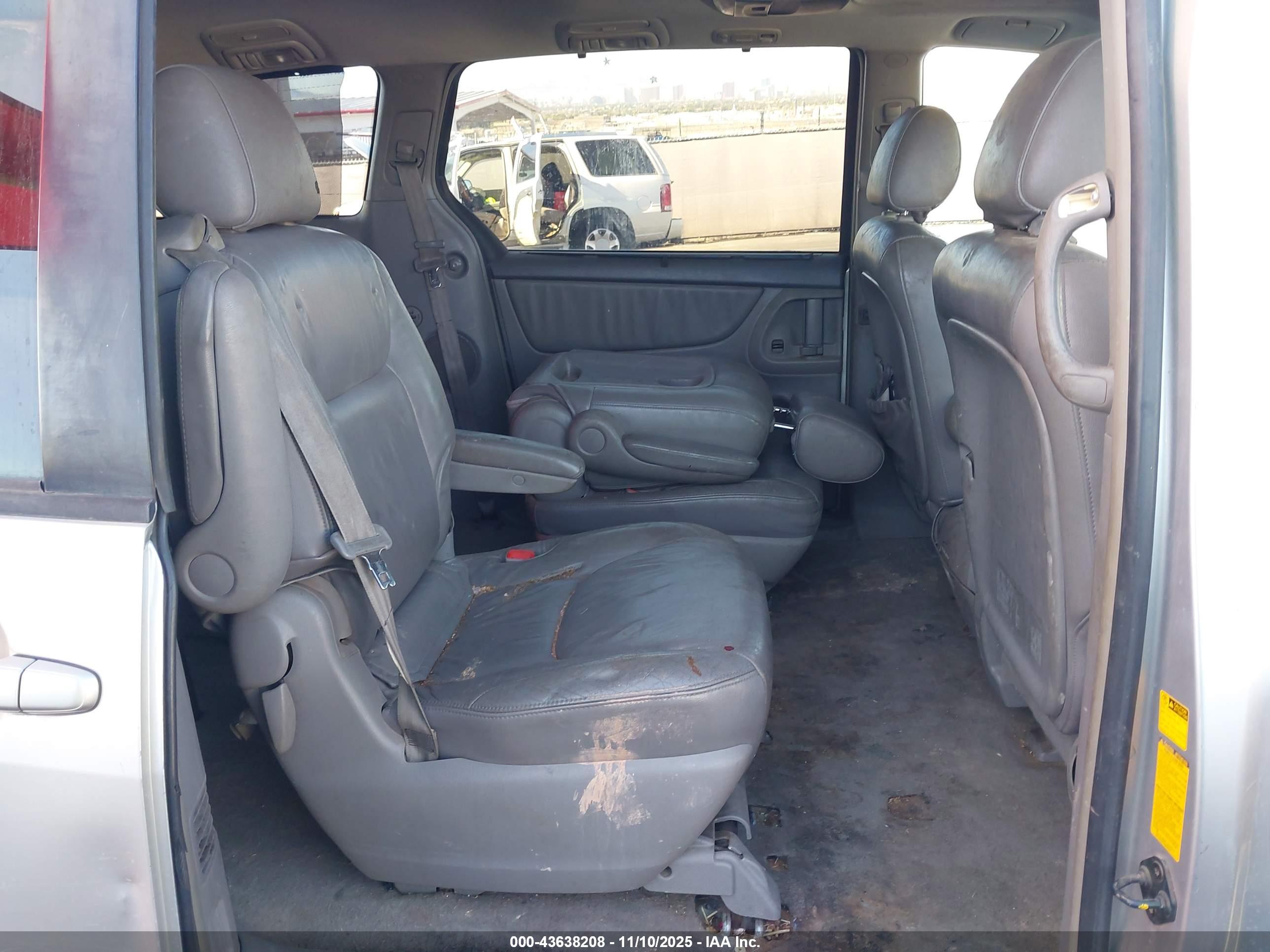 TOYOTA SIENNA image 8