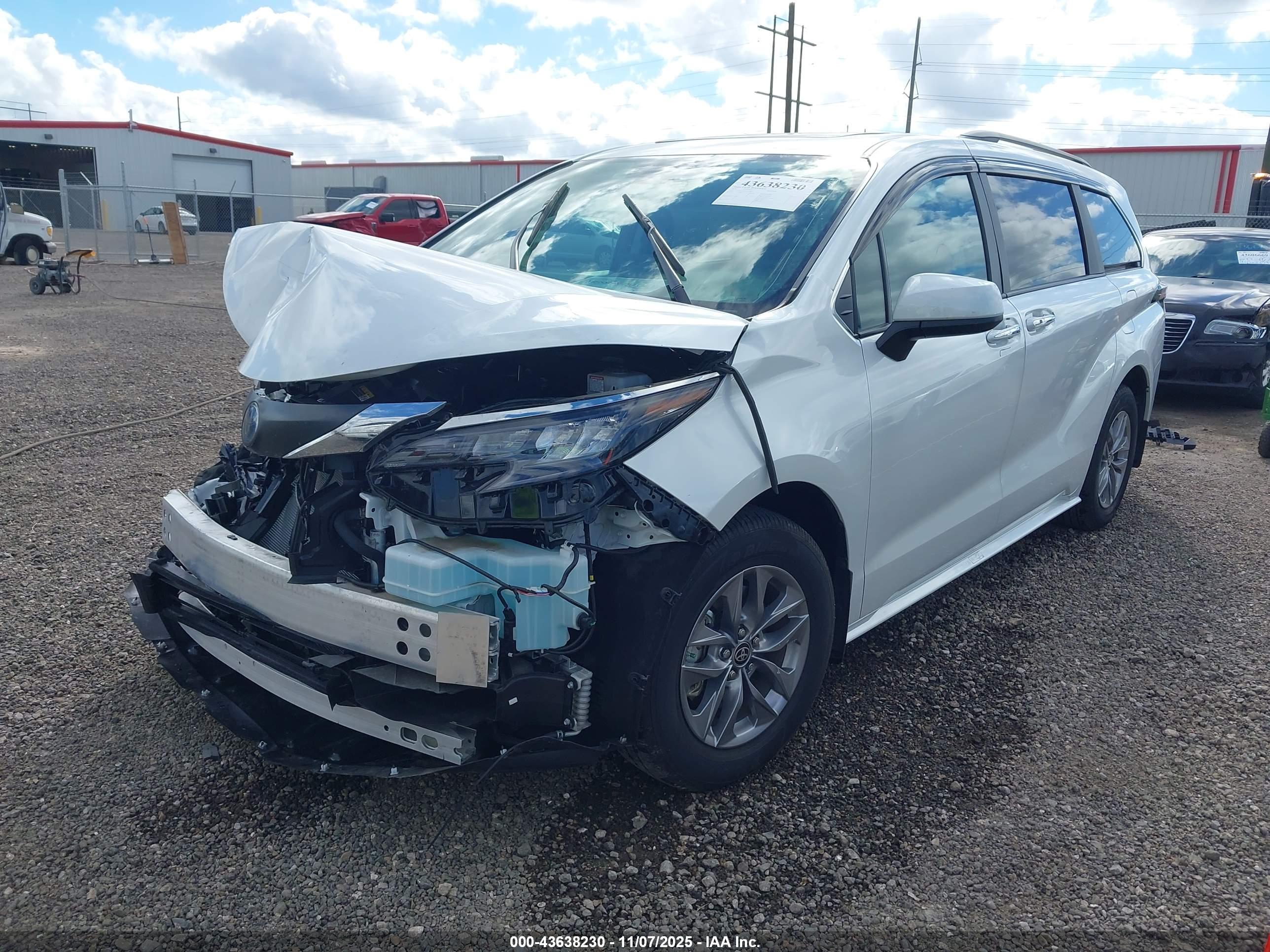 TOYOTA SIENNA image 2