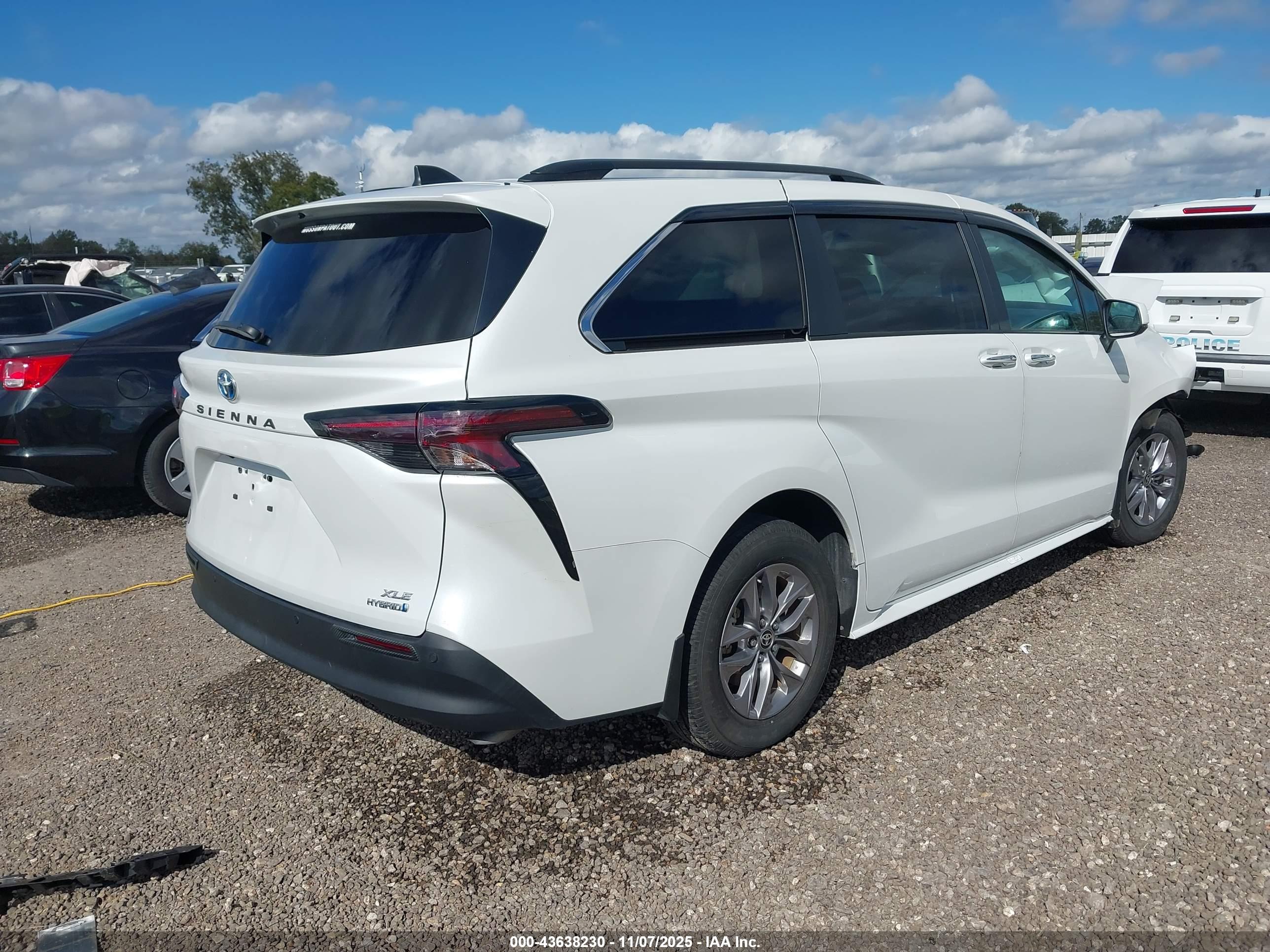 TOYOTA SIENNA image 4