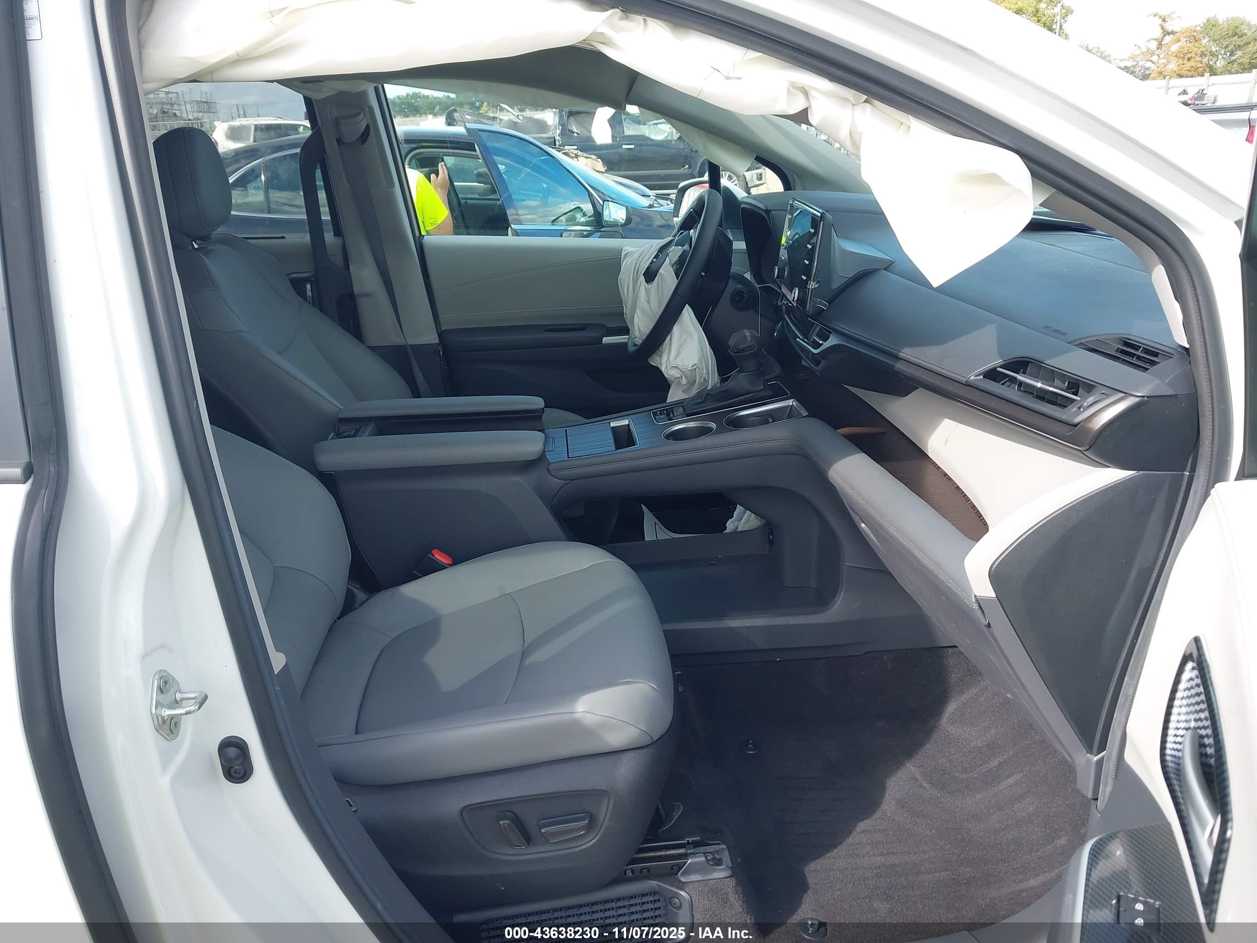 TOYOTA SIENNA image 5