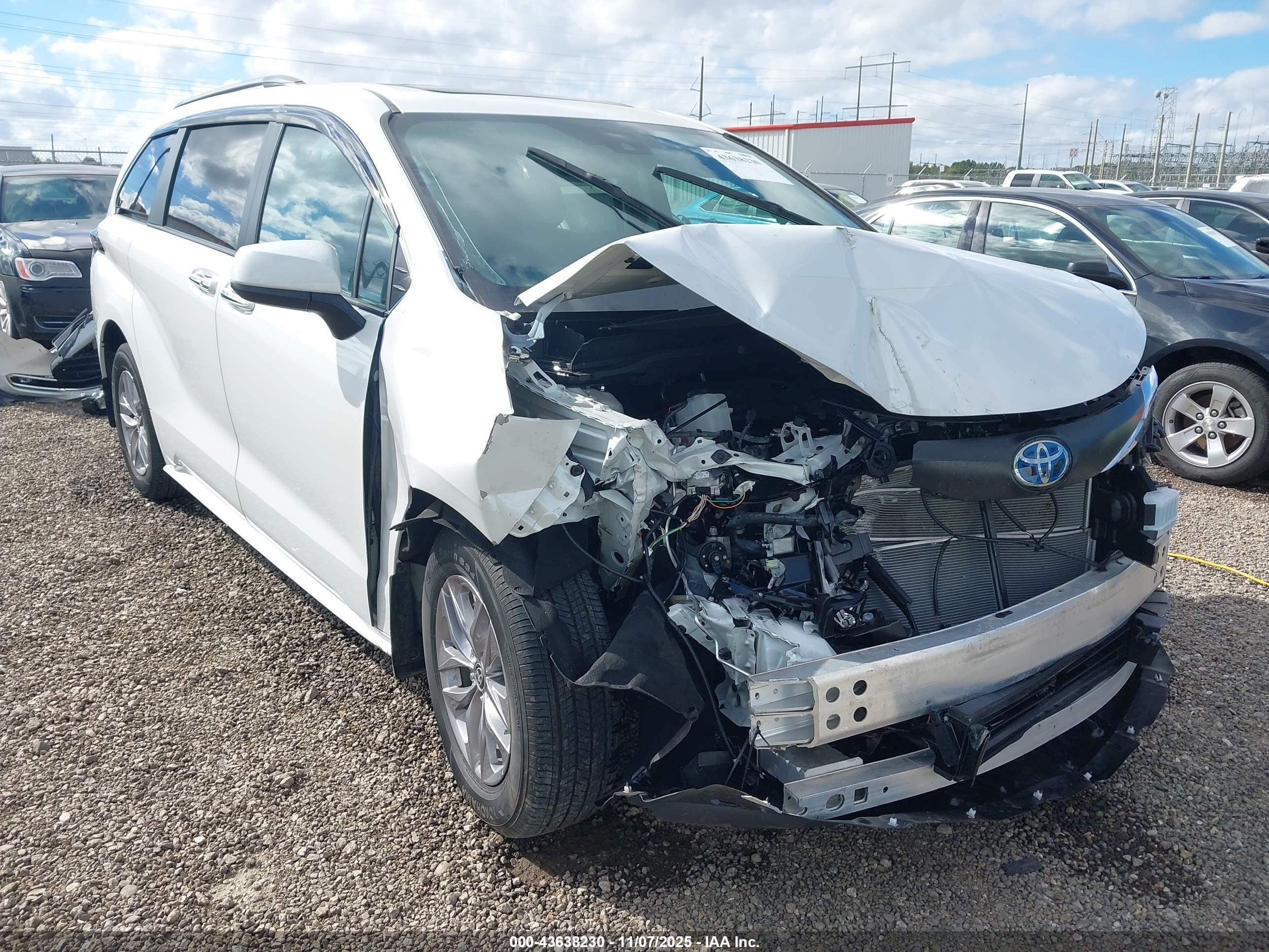TOYOTA SIENNA image 6