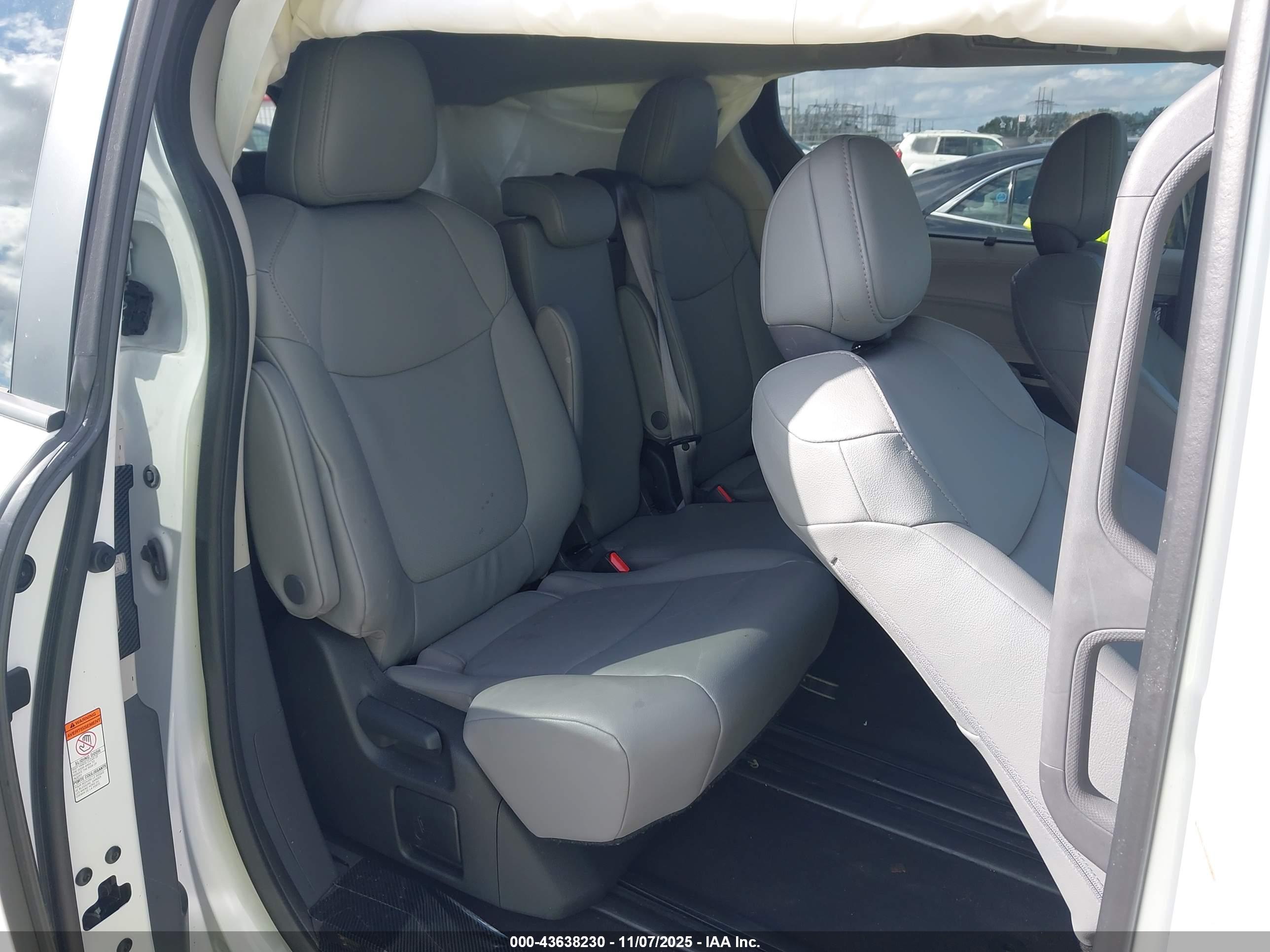 TOYOTA SIENNA image 8