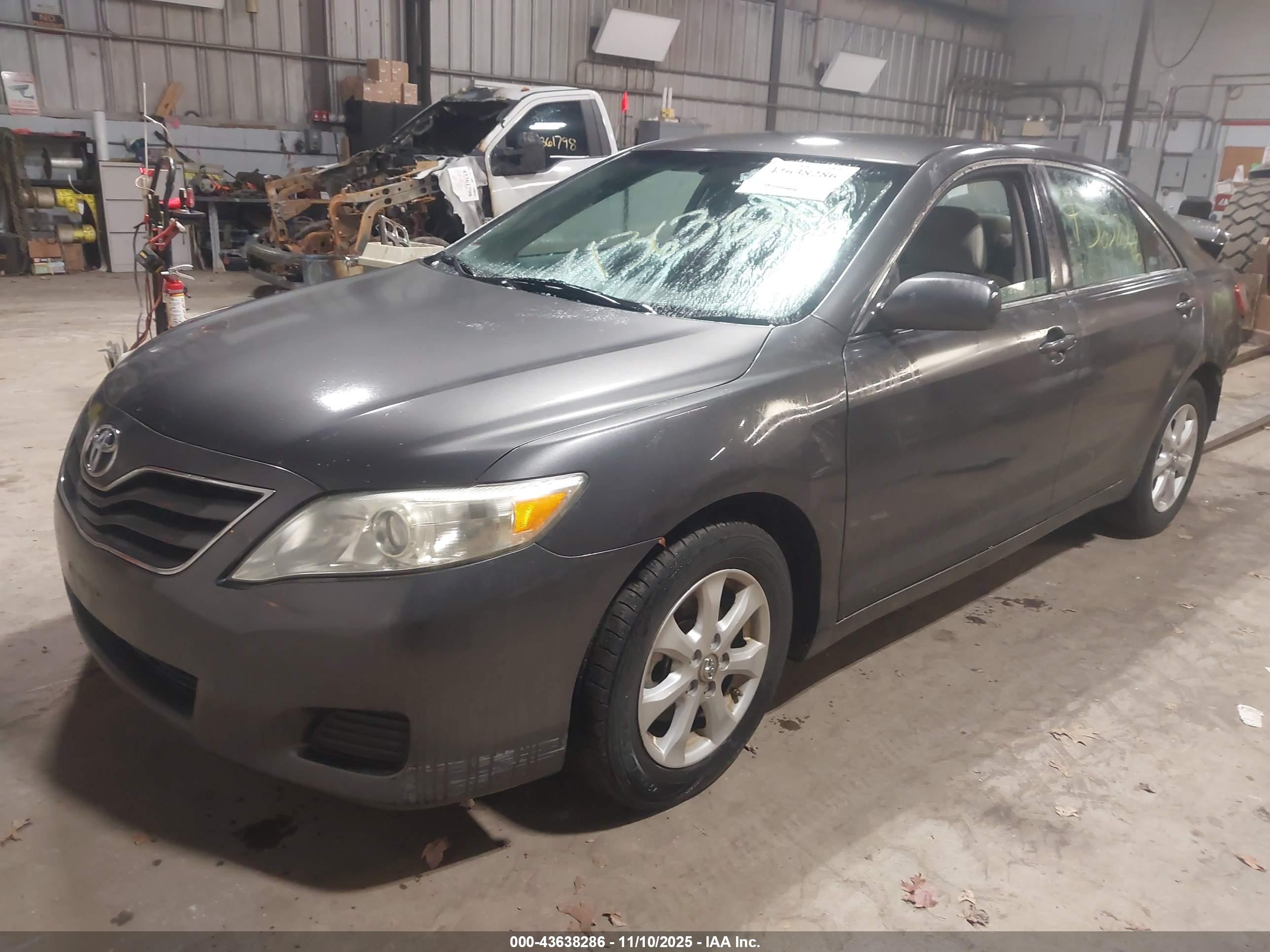 TOYOTA CAMRY image 2