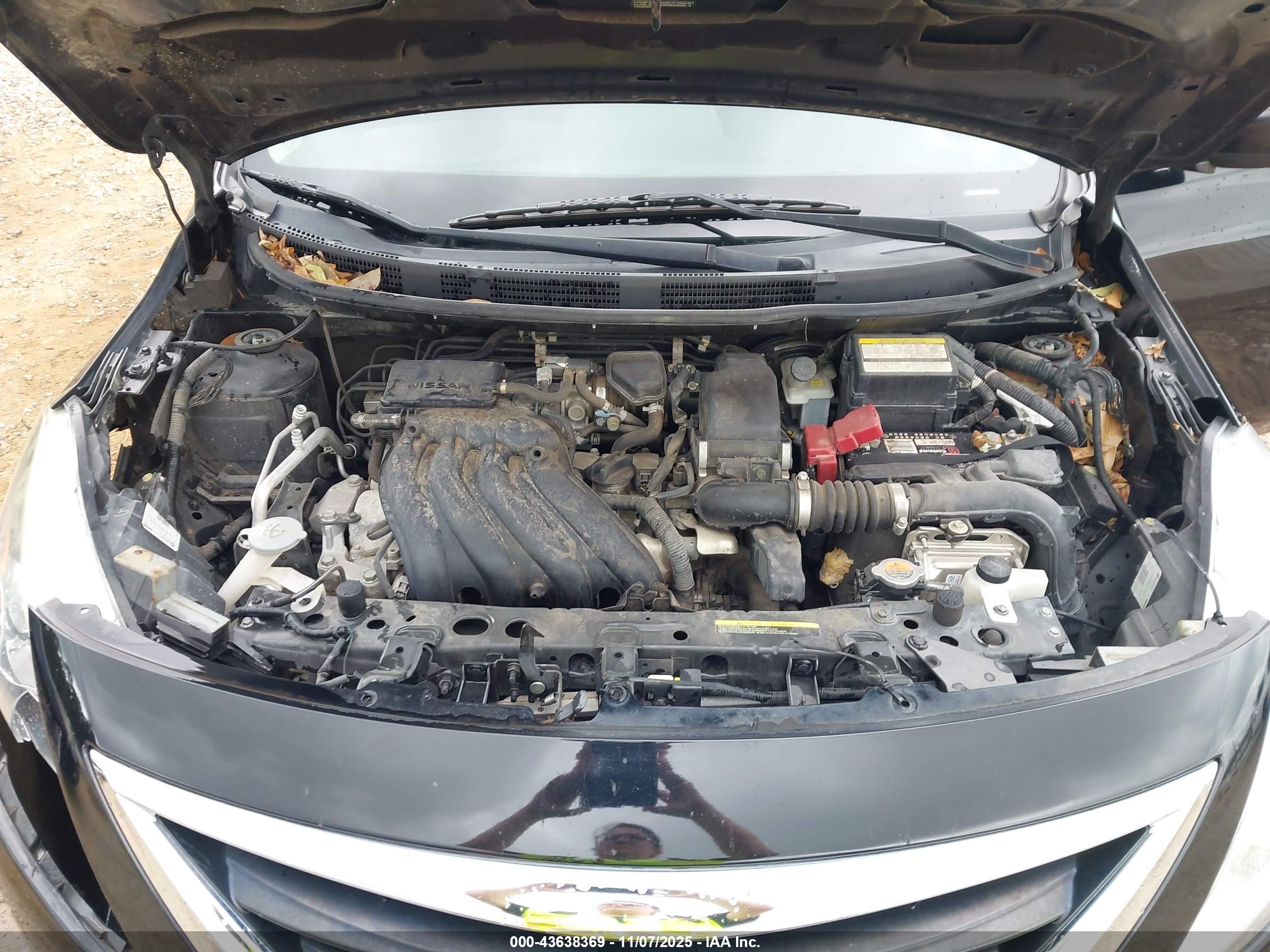 NISSAN VERSA image 10