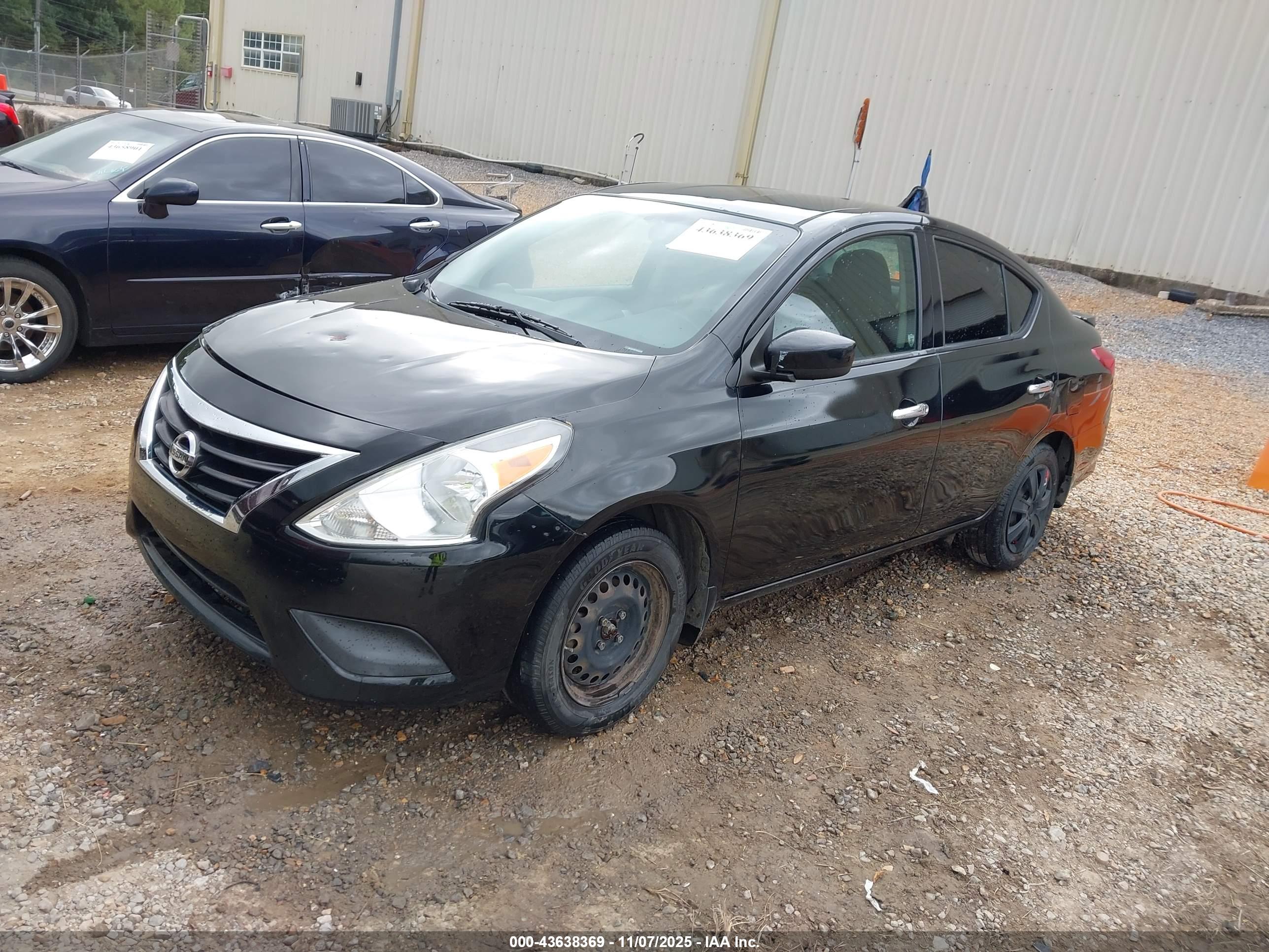 NISSAN VERSA image 2
