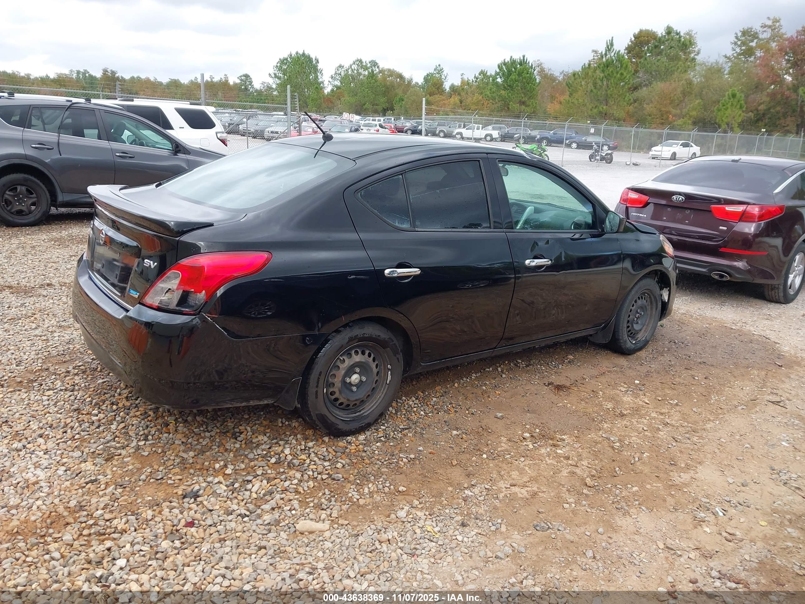 NISSAN VERSA image 4