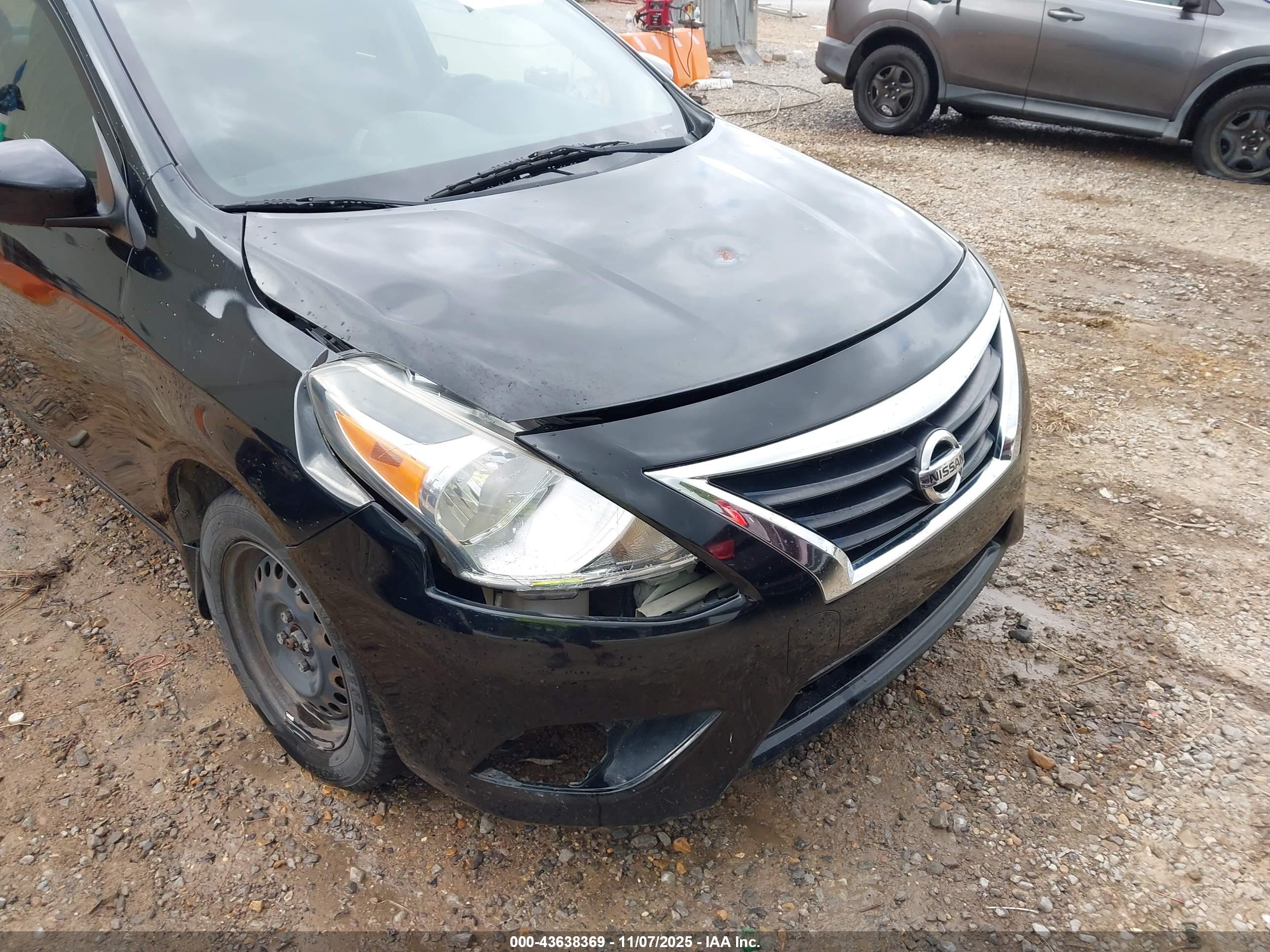 NISSAN VERSA image 6