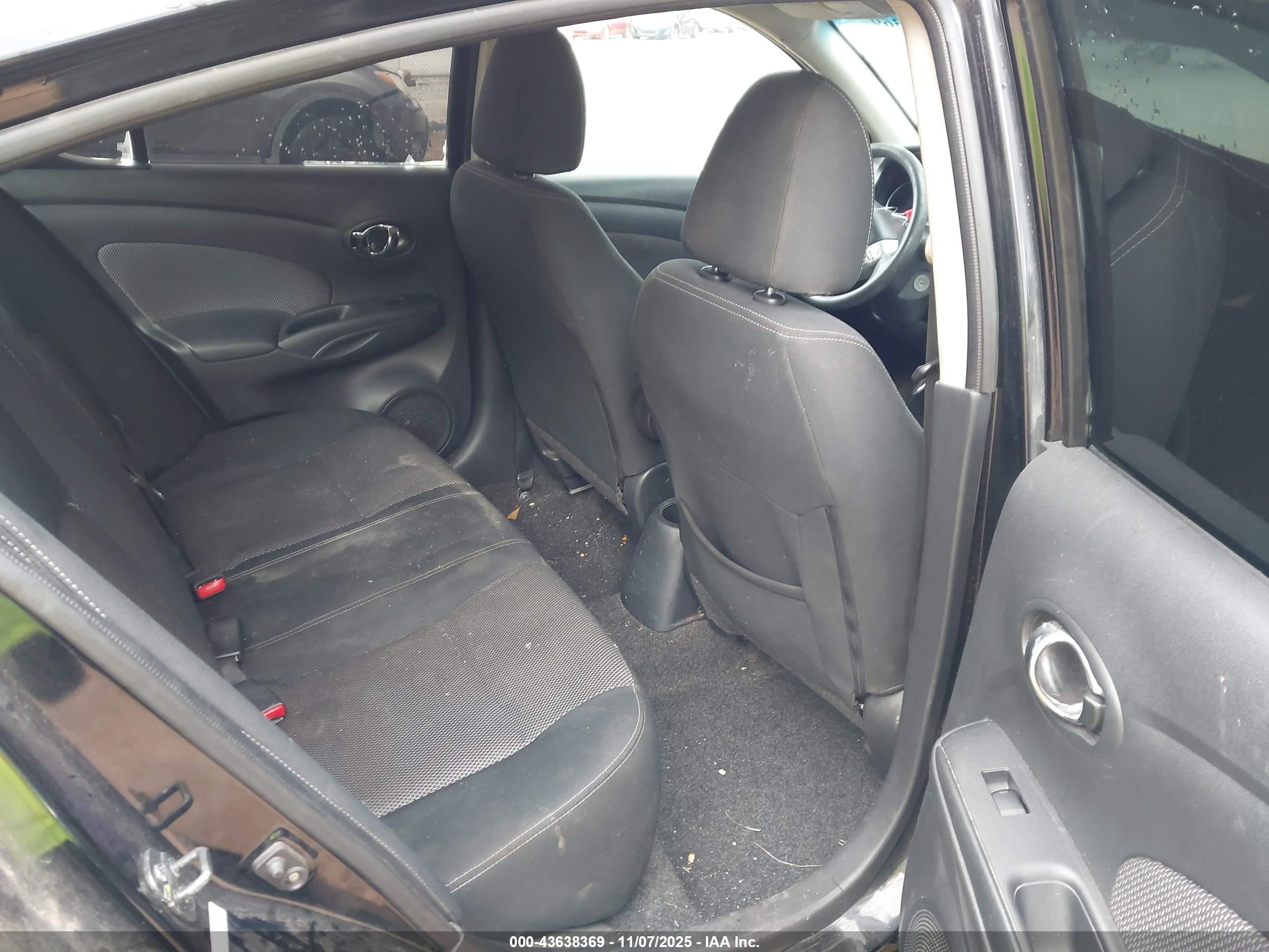 NISSAN VERSA image 8