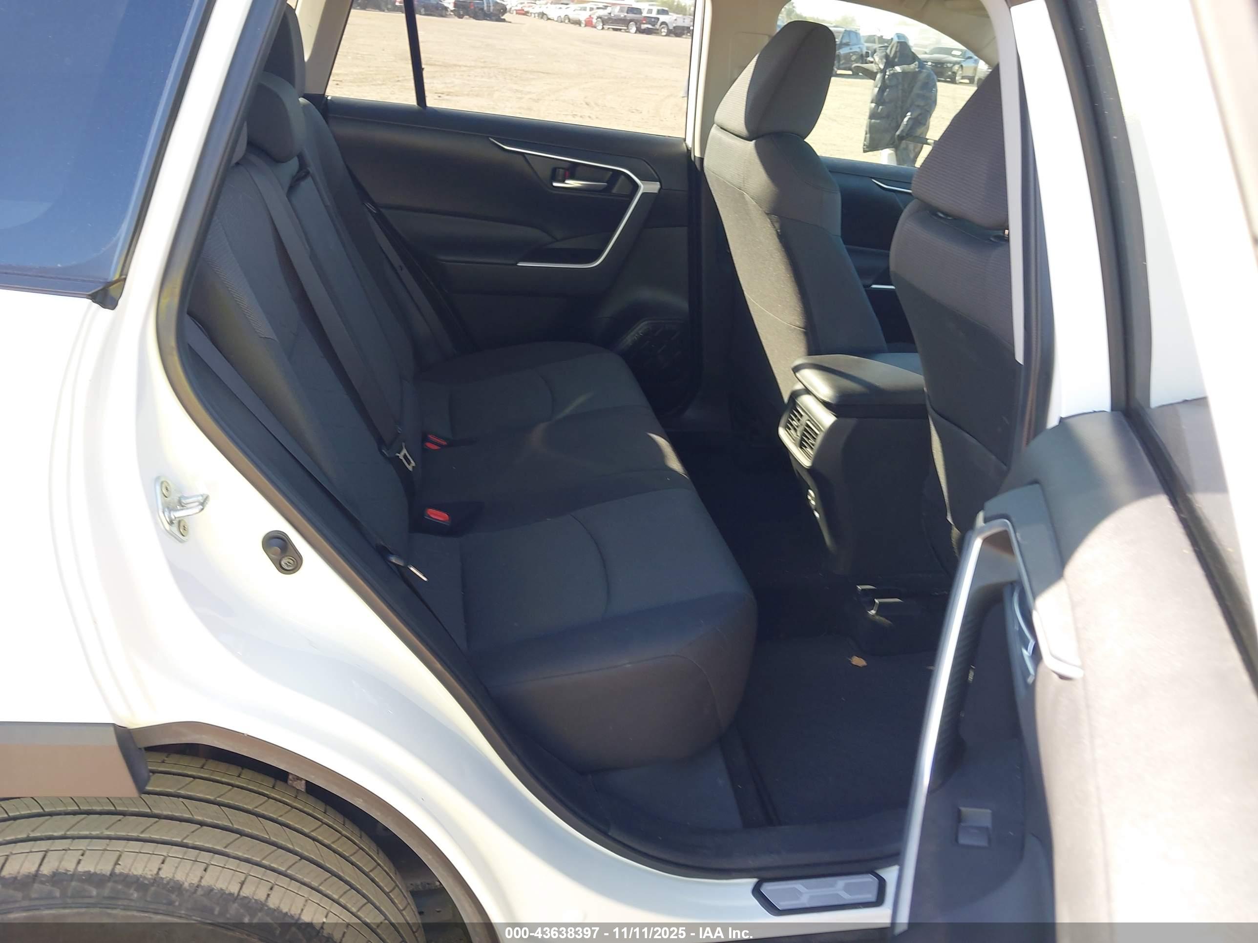 TOYOTA RAV4 image 8