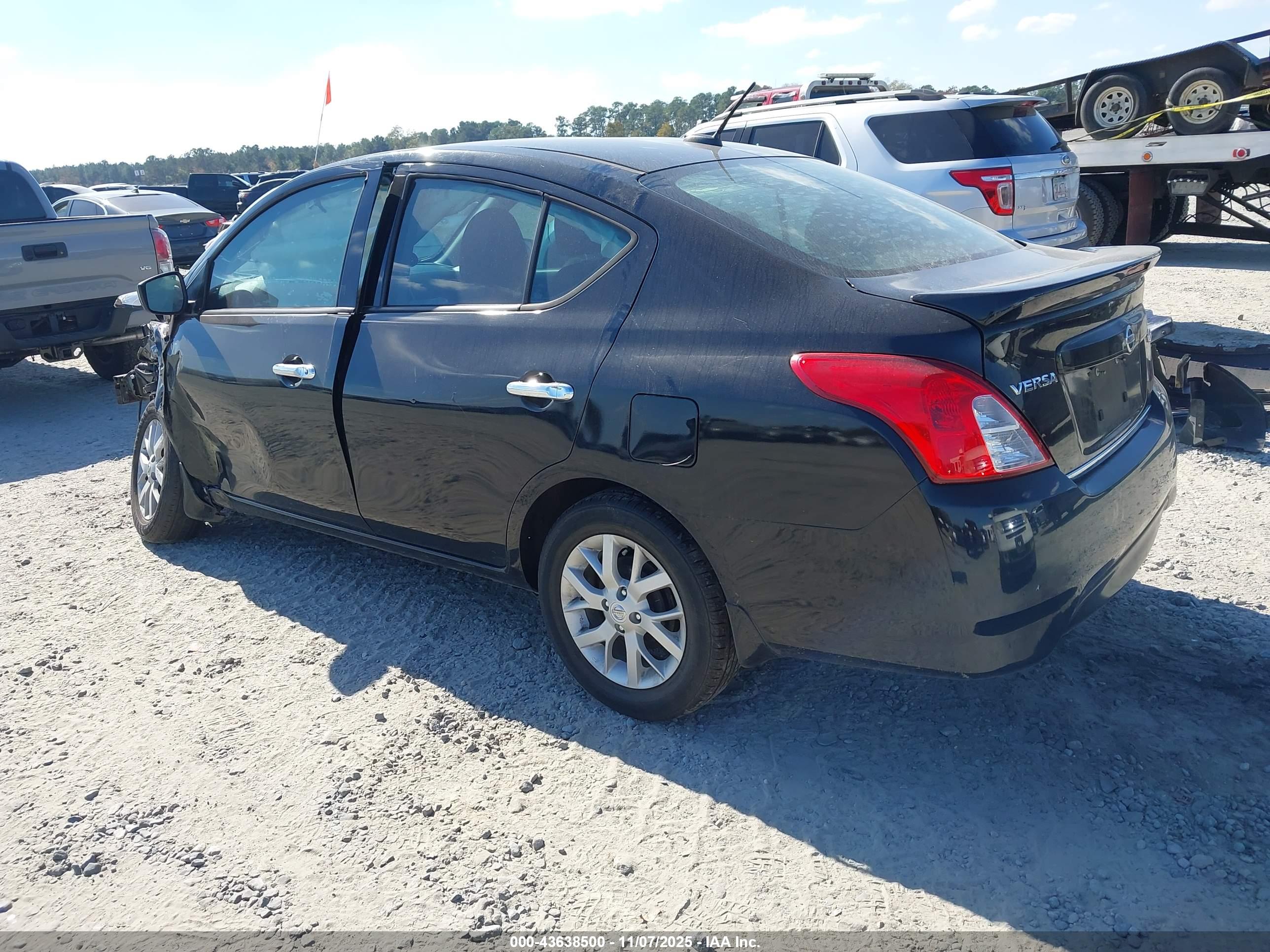 NISSAN VERSA image 3