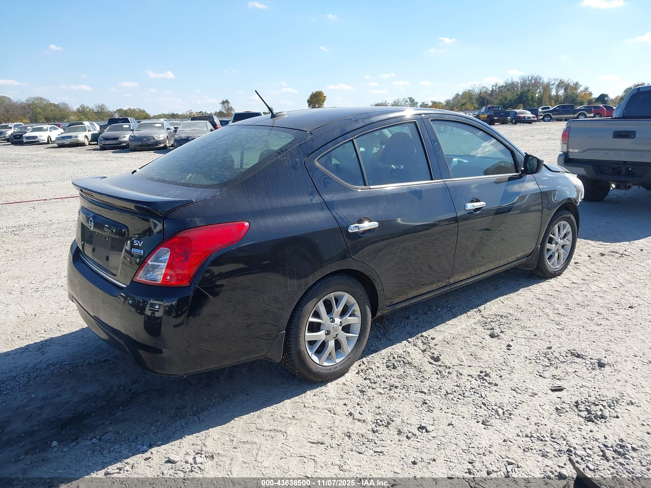 NISSAN VERSA image 4