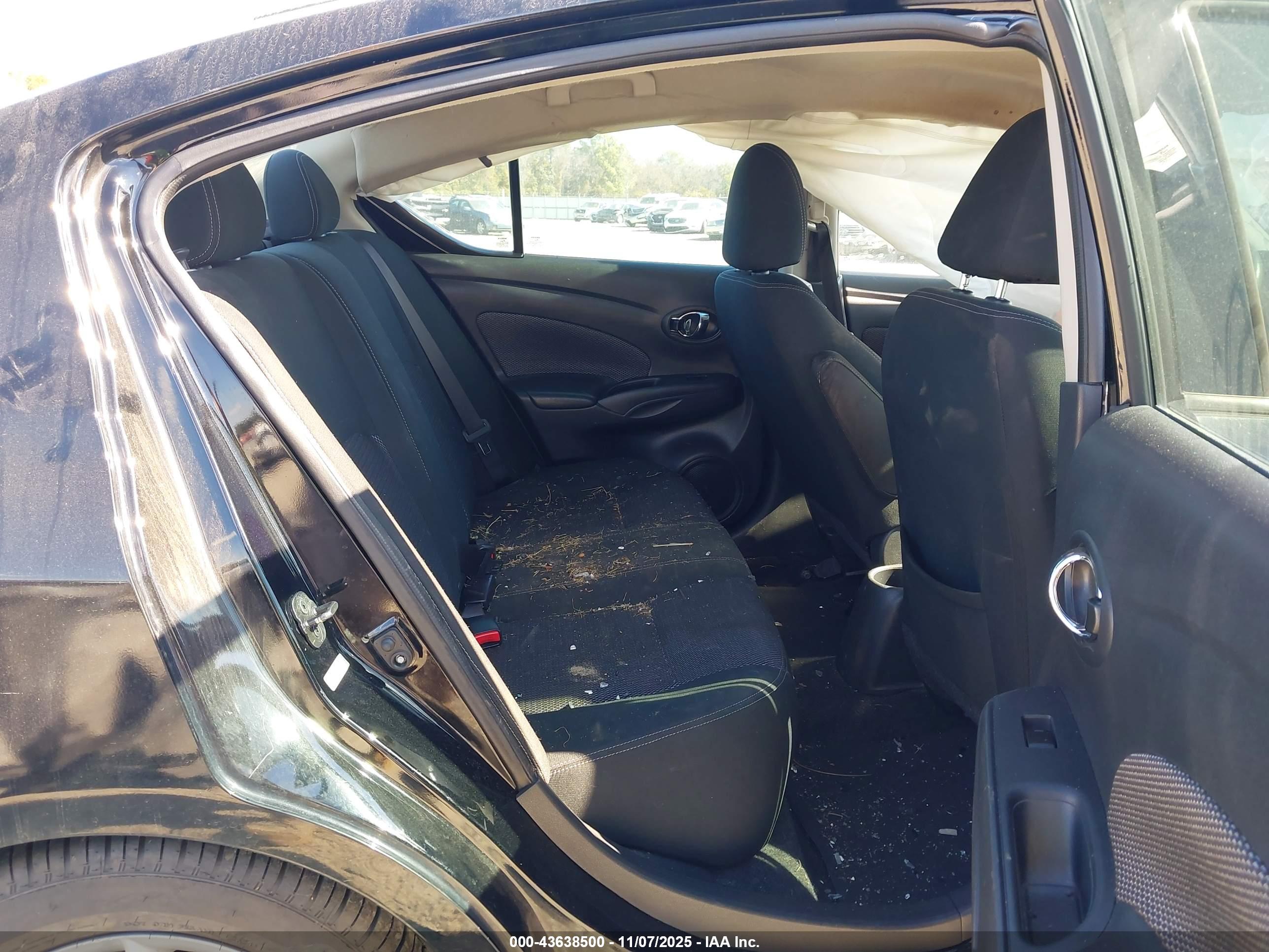 NISSAN VERSA image 8