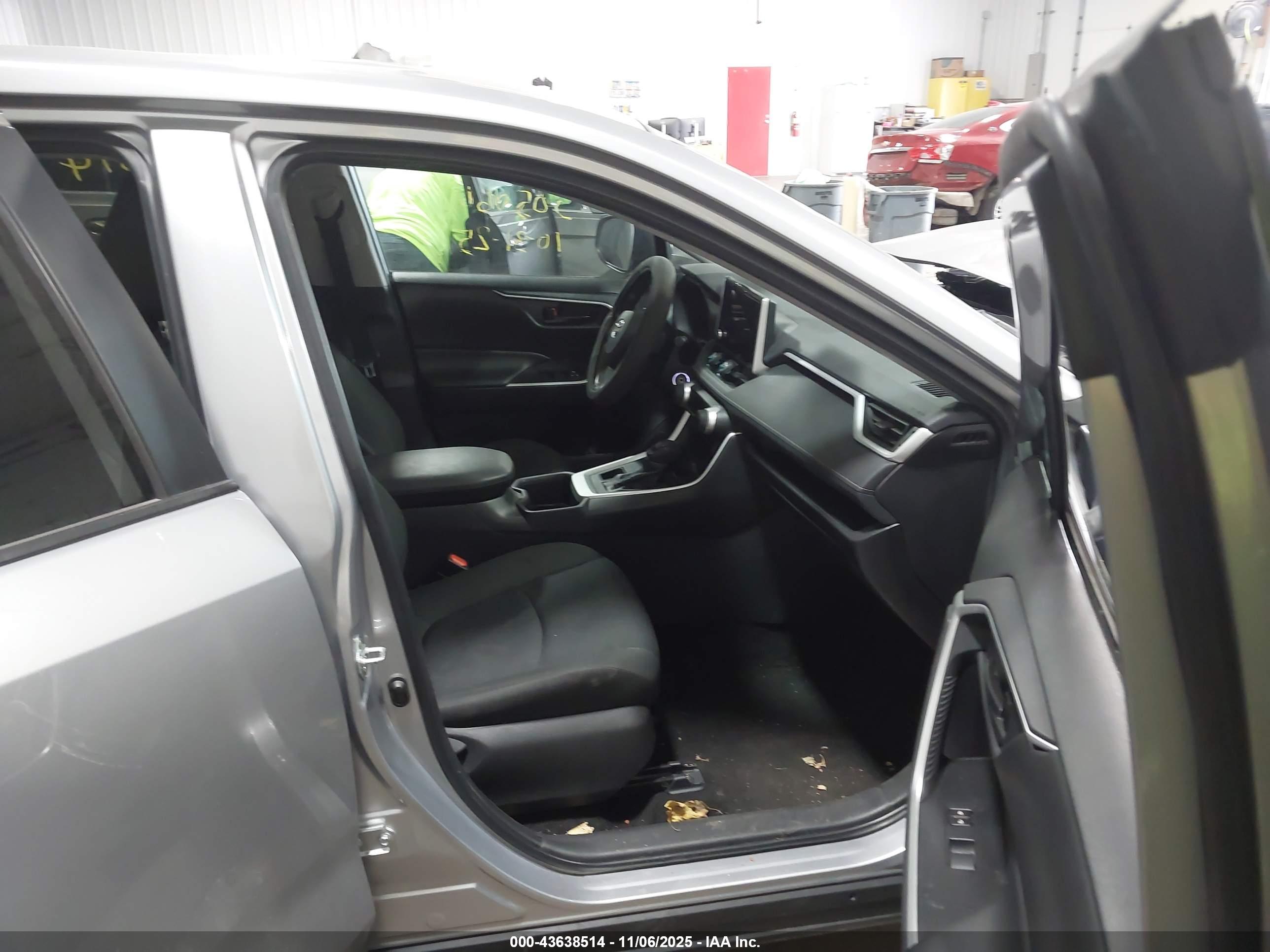 TOYOTA RAV4 image 5