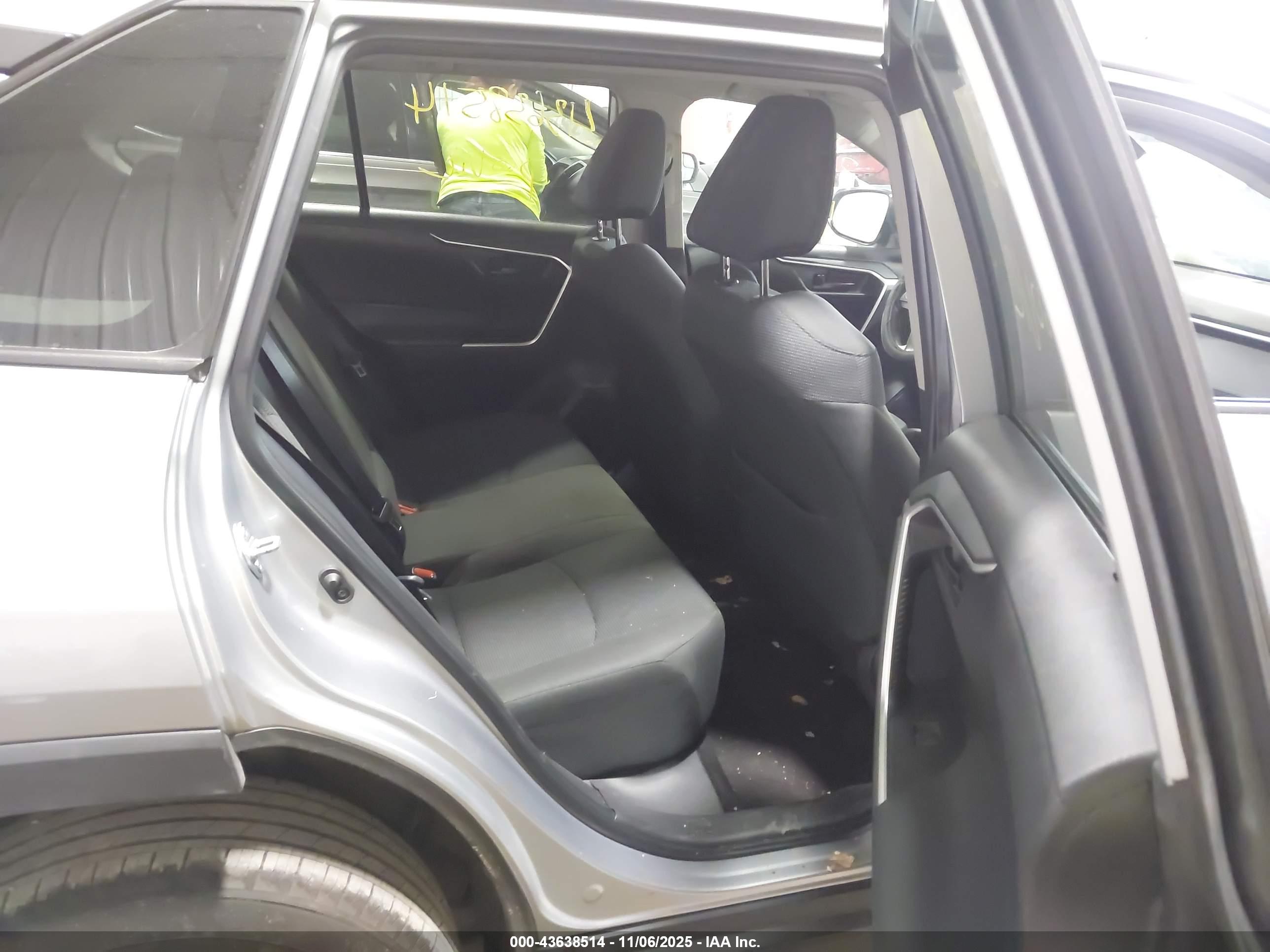 TOYOTA RAV4 image 8