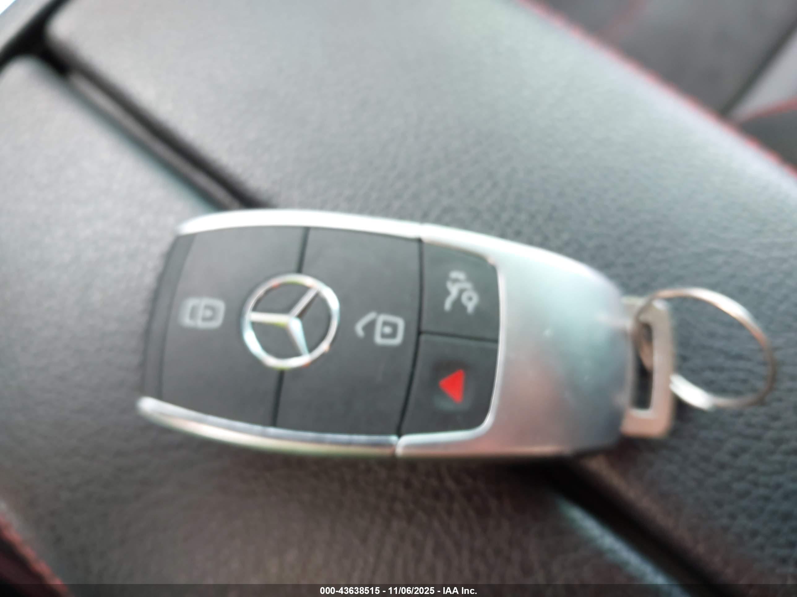 MERCEDES-BENZ GLB image 11