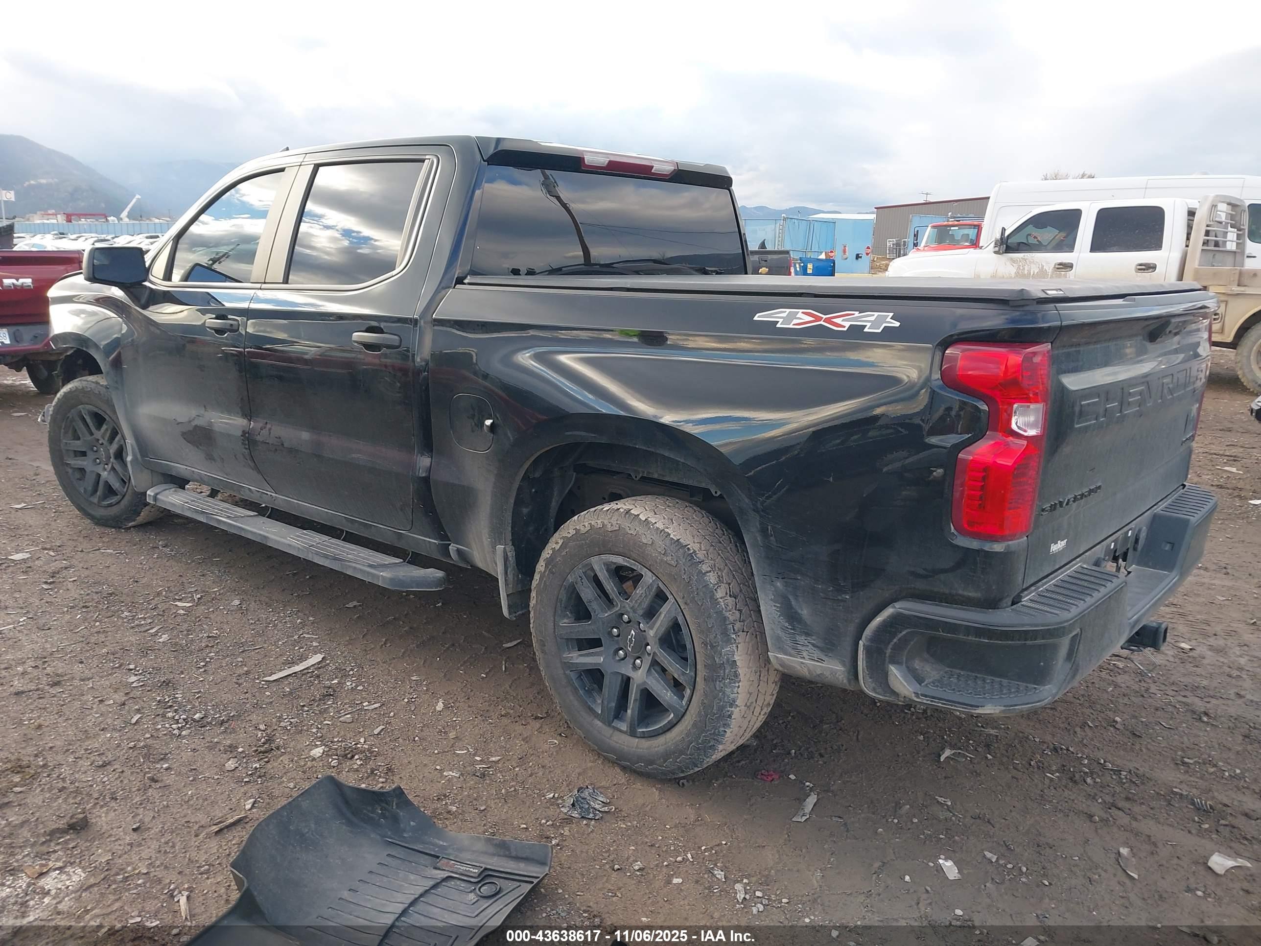 CHEVROLET SILVERADO image 3
