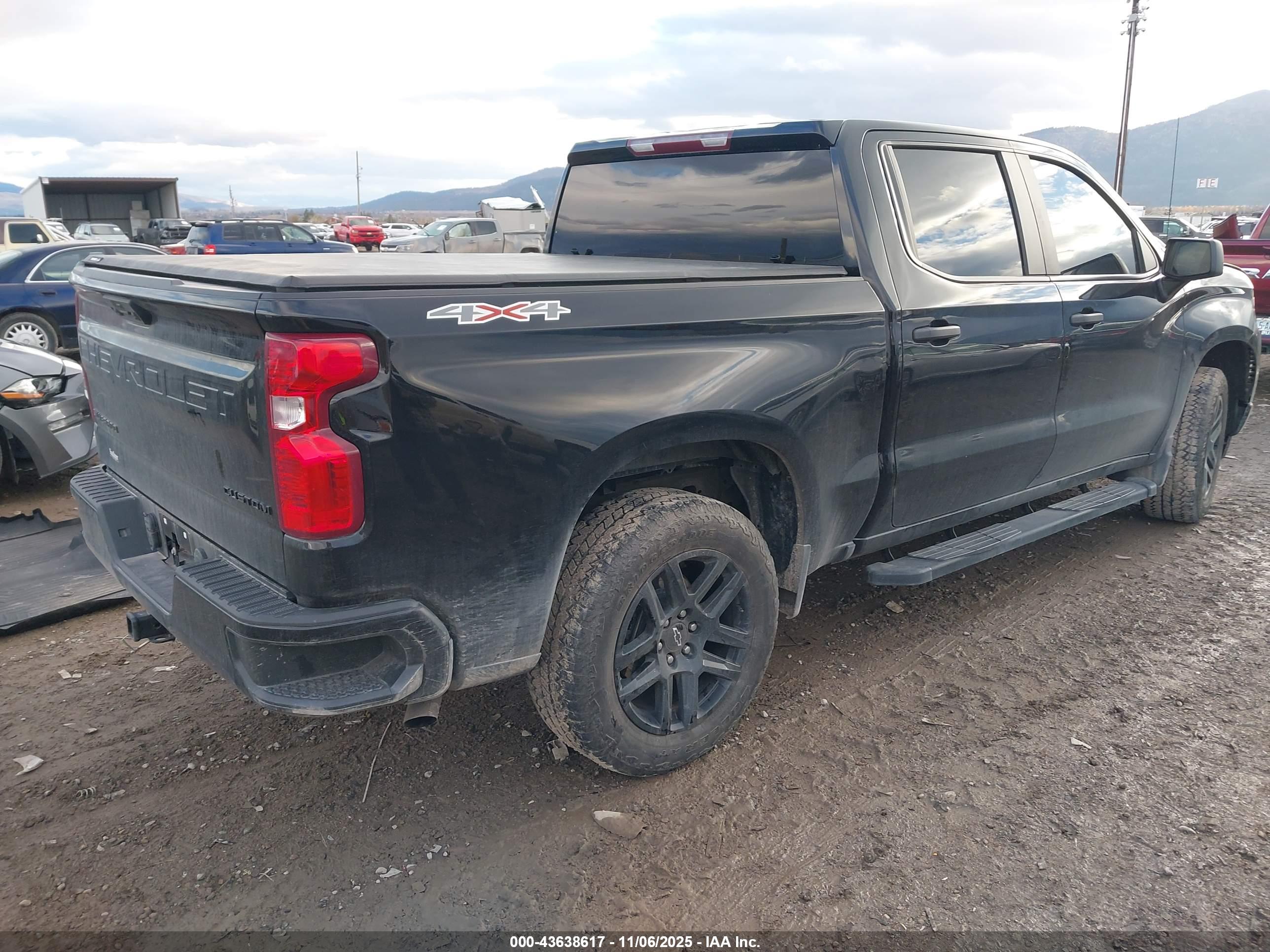 CHEVROLET SILVERADO image 4