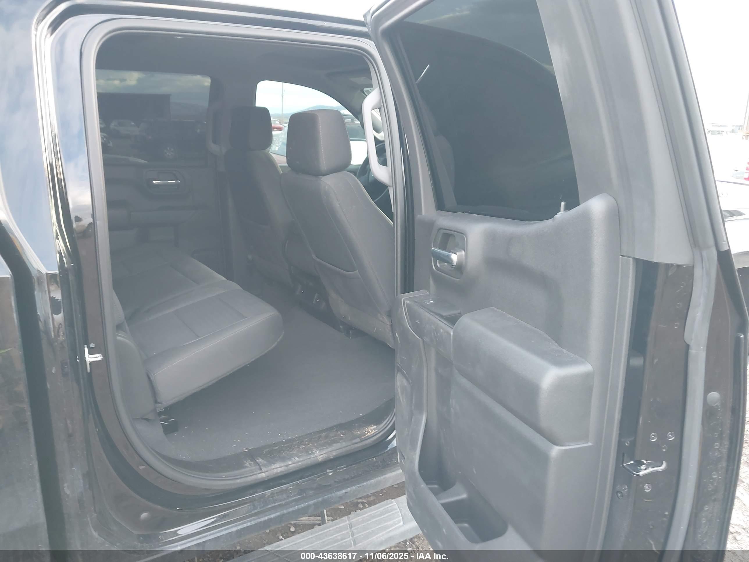 CHEVROLET SILVERADO image 8