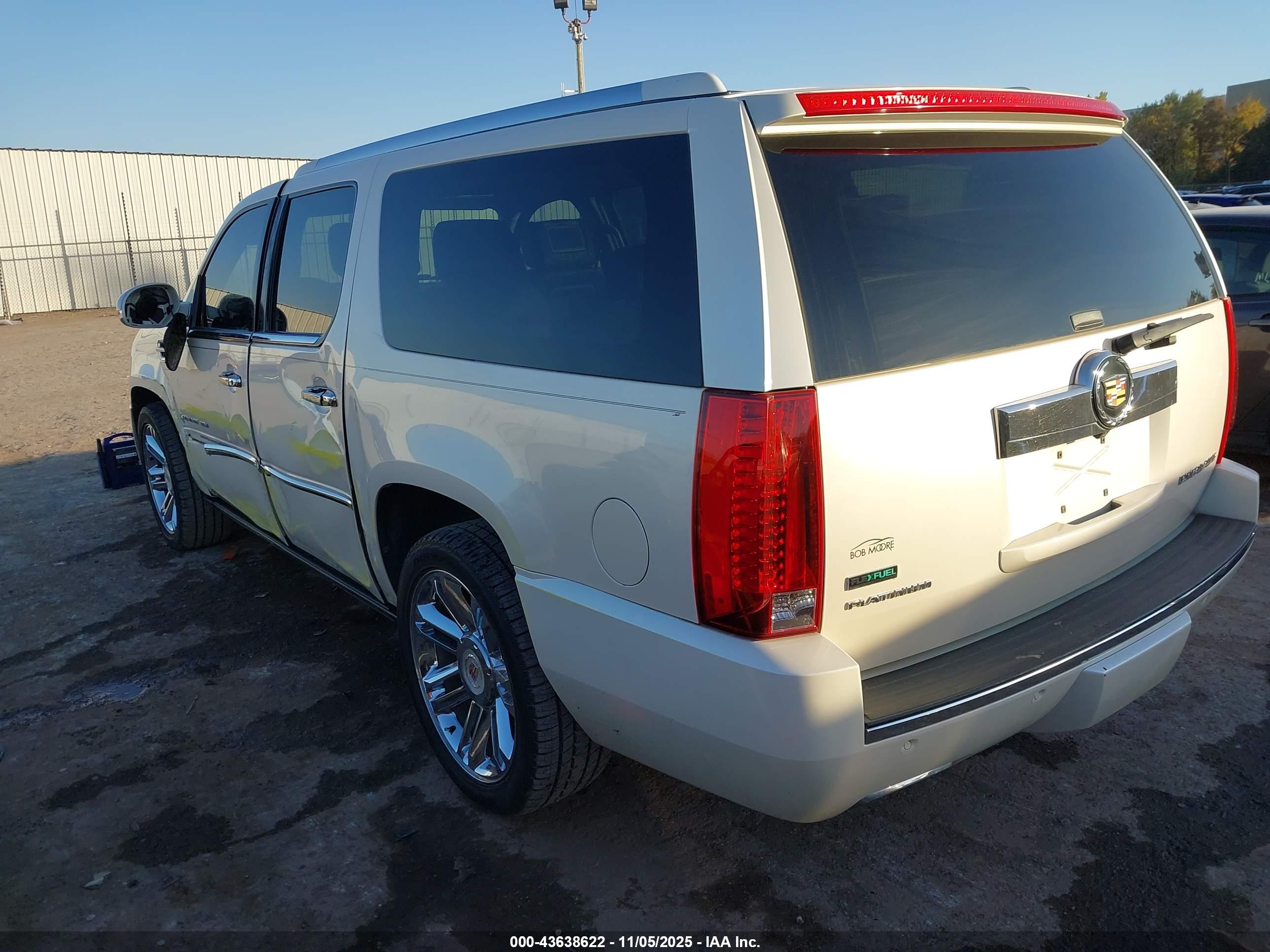CADILLAC ESCALADE image 3