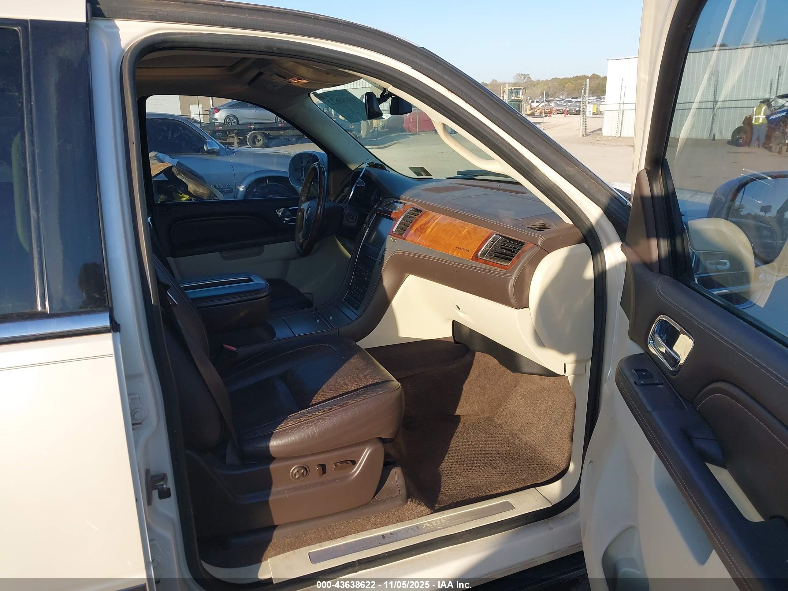 CADILLAC ESCALADE image 5