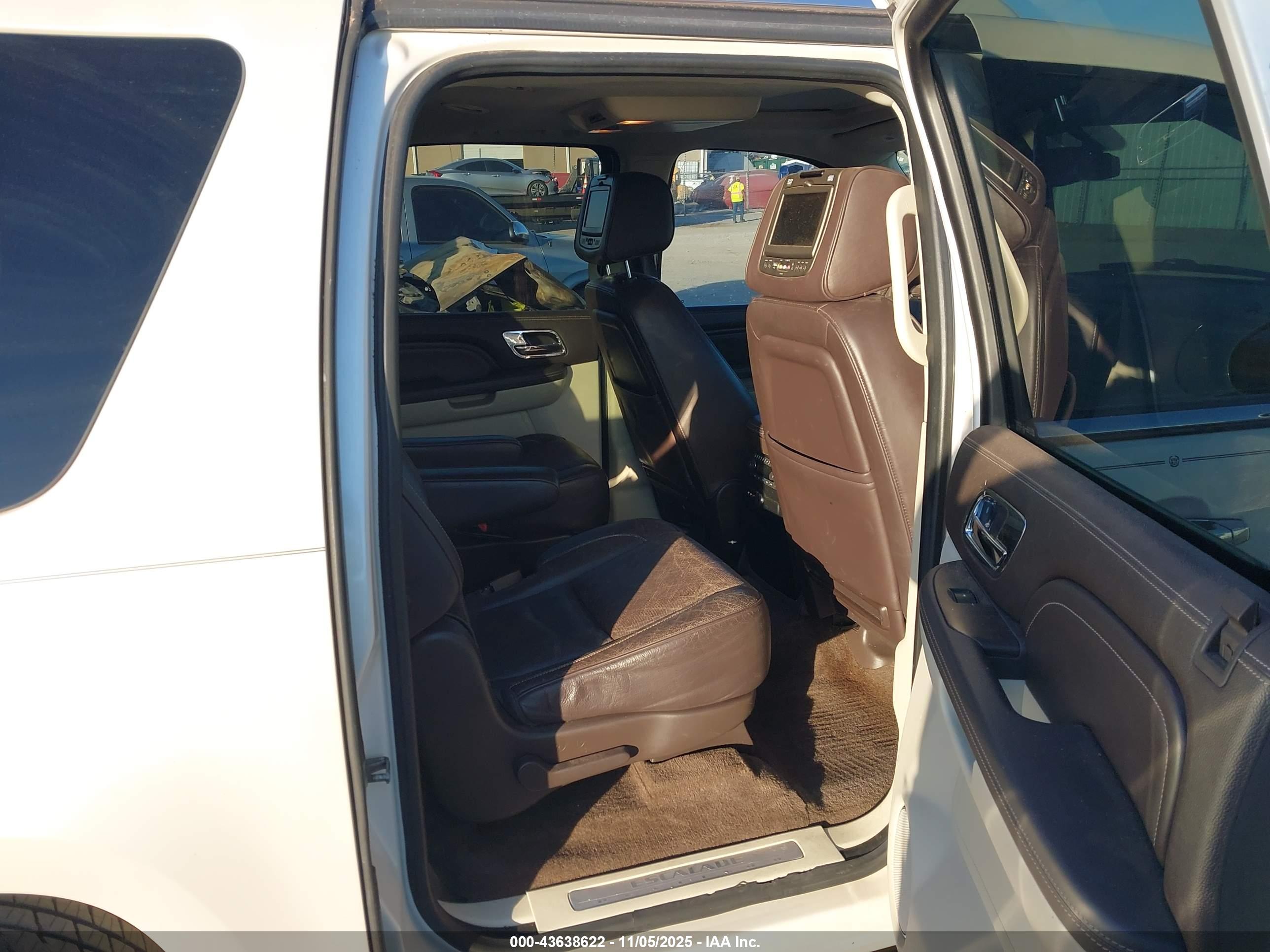 CADILLAC ESCALADE image 8