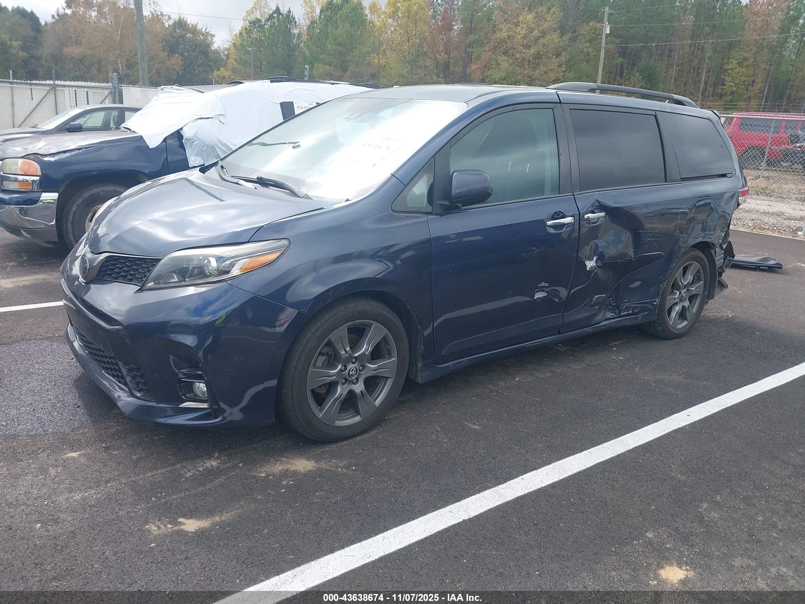 TOYOTA SIENNA image 2