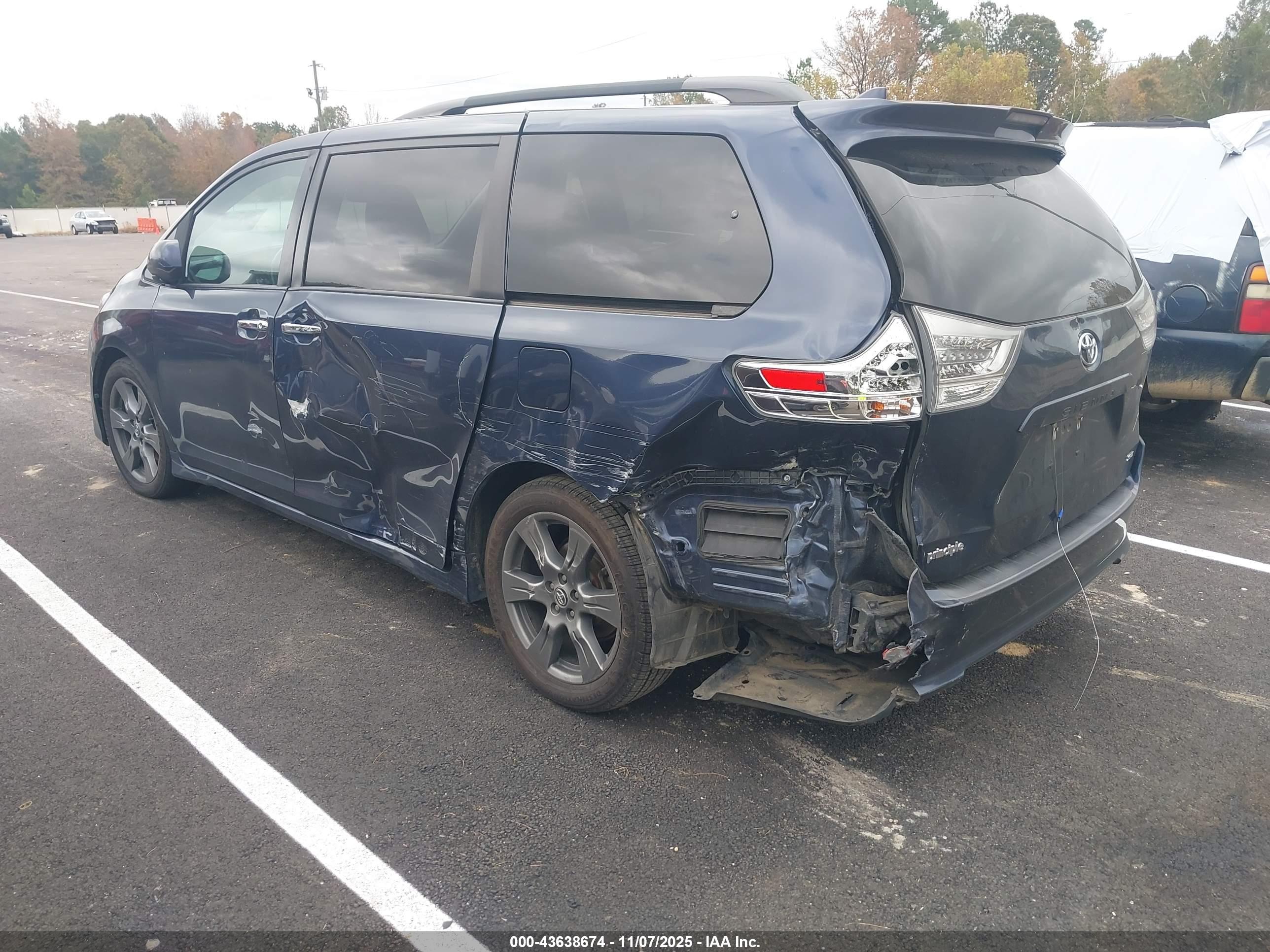 TOYOTA SIENNA image 3
