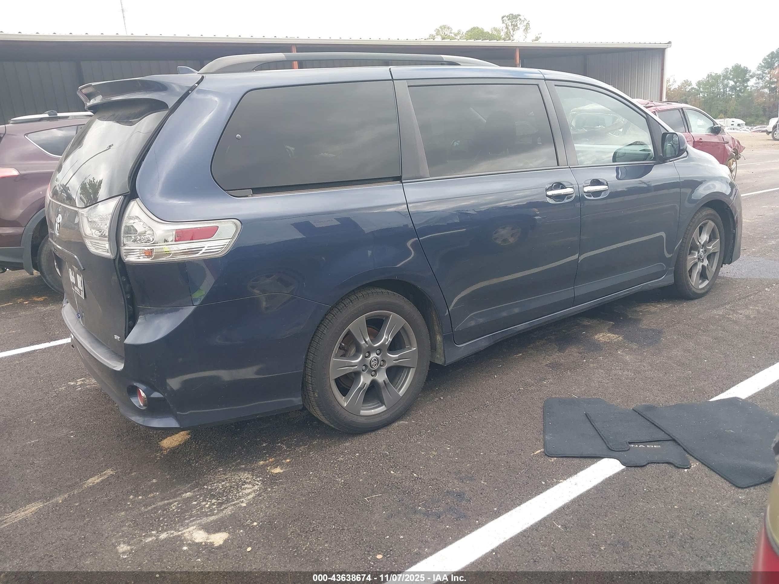 TOYOTA SIENNA image 4