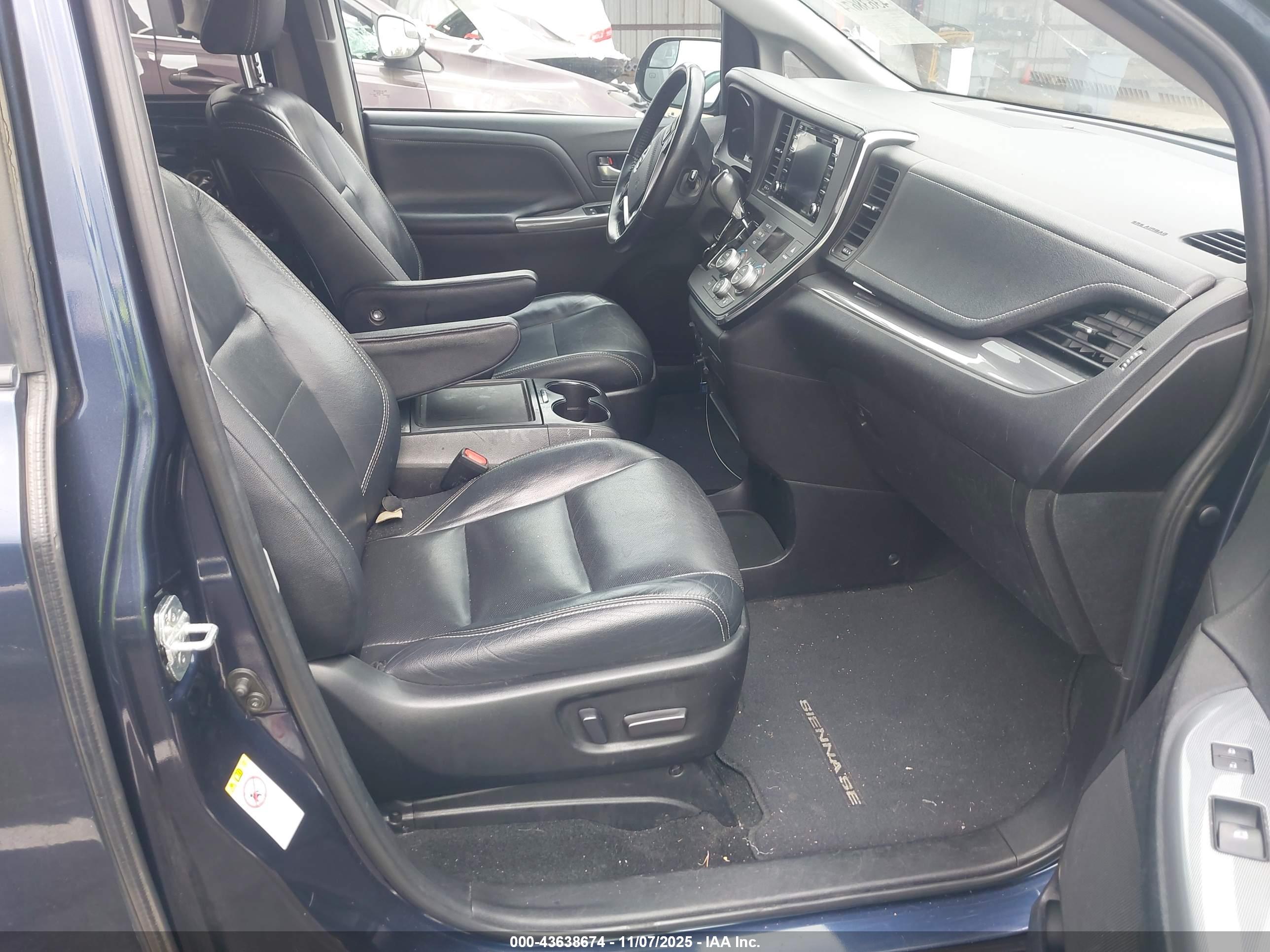 TOYOTA SIENNA image 5