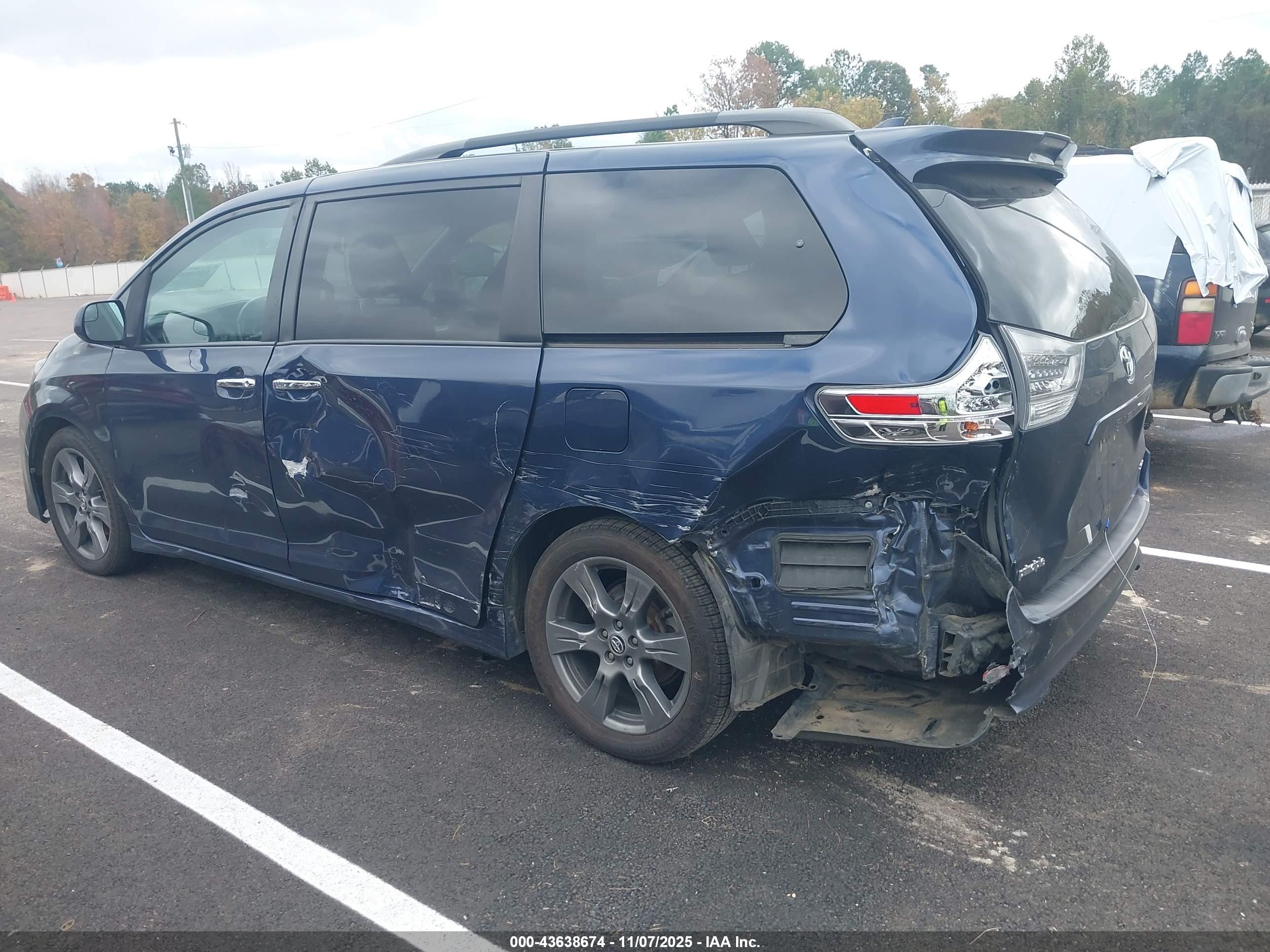 TOYOTA SIENNA image 6