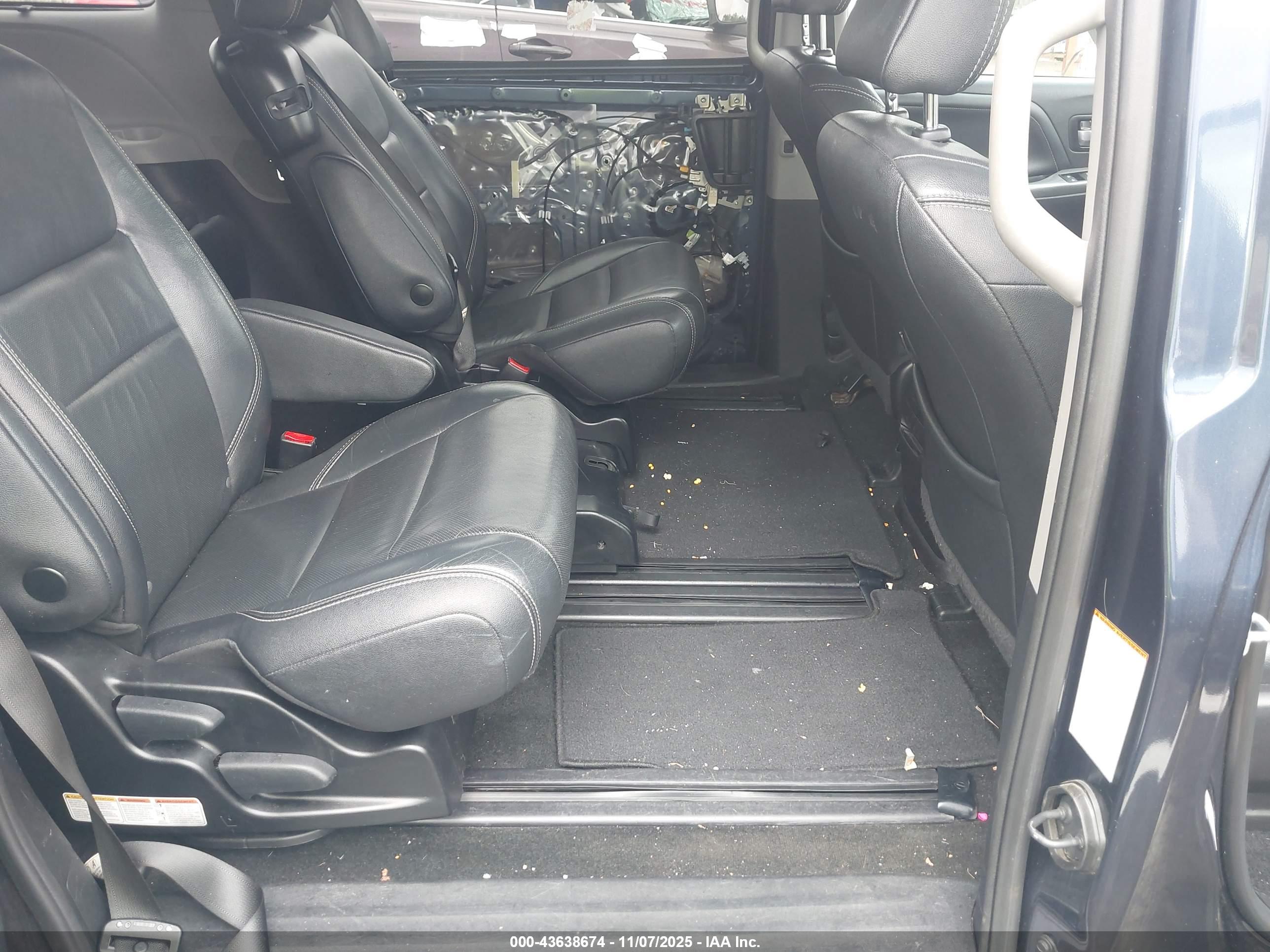 TOYOTA SIENNA image 8