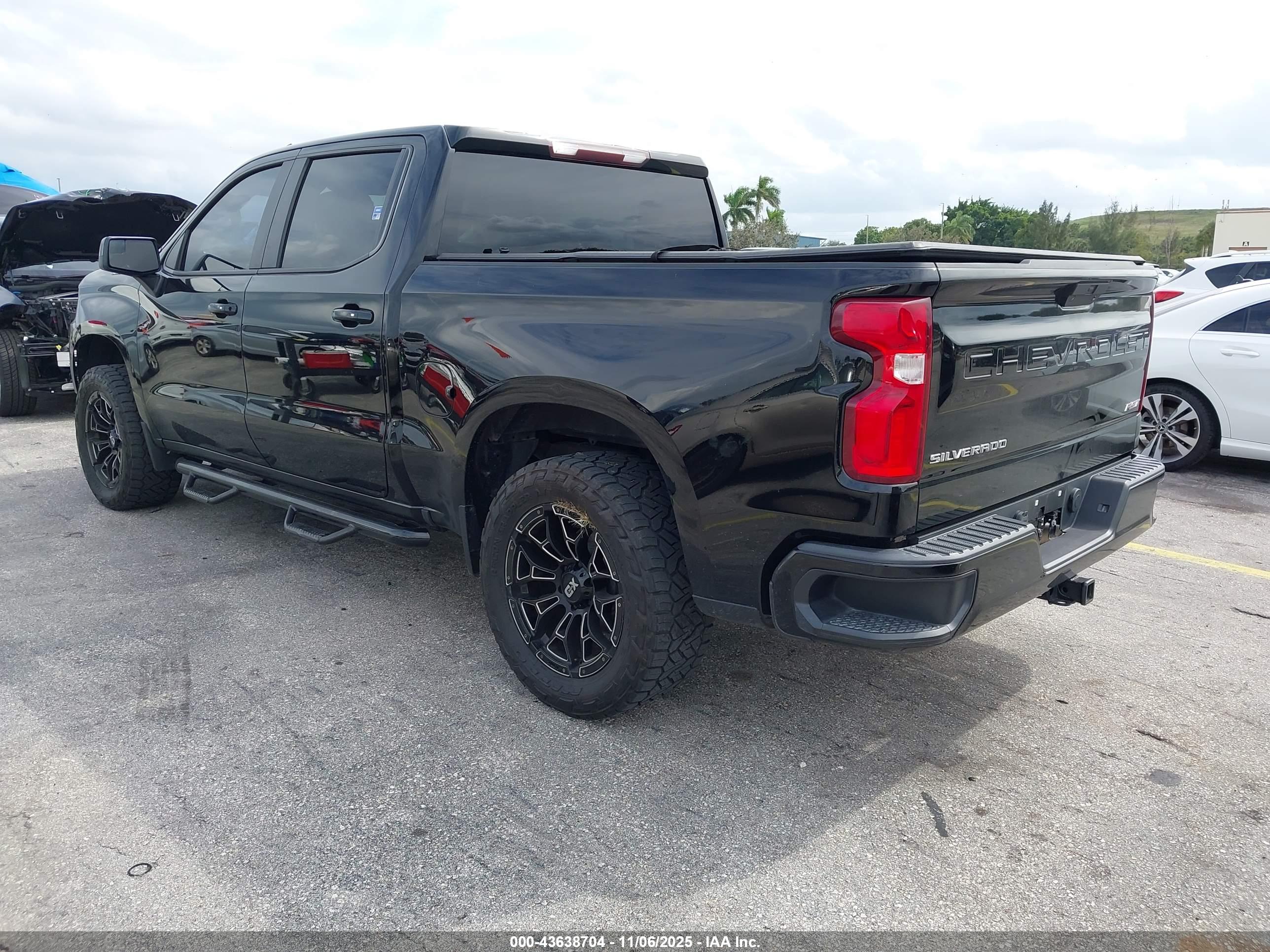 CHEVROLET SILVERADO image 3