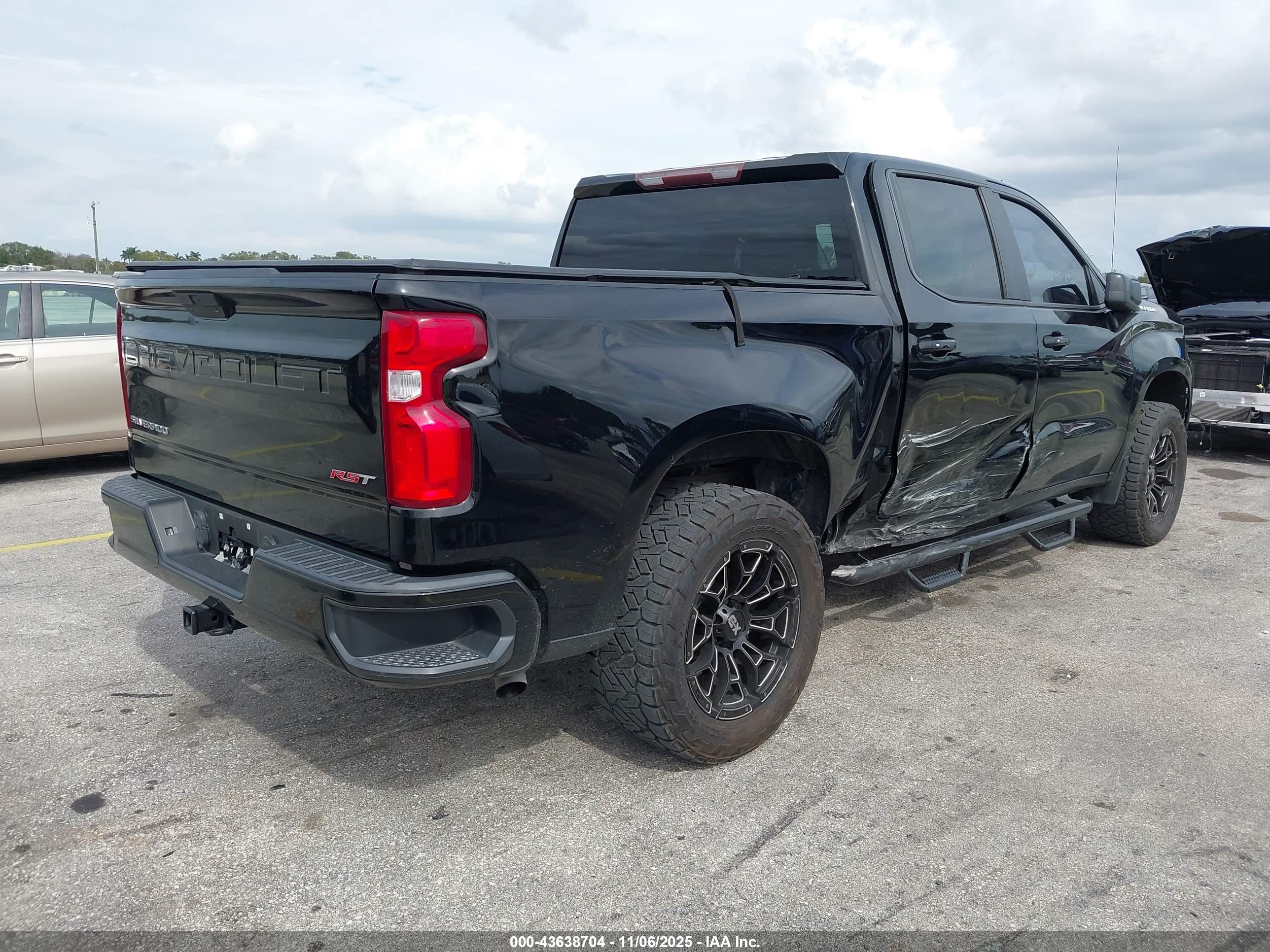 CHEVROLET SILVERADO image 4